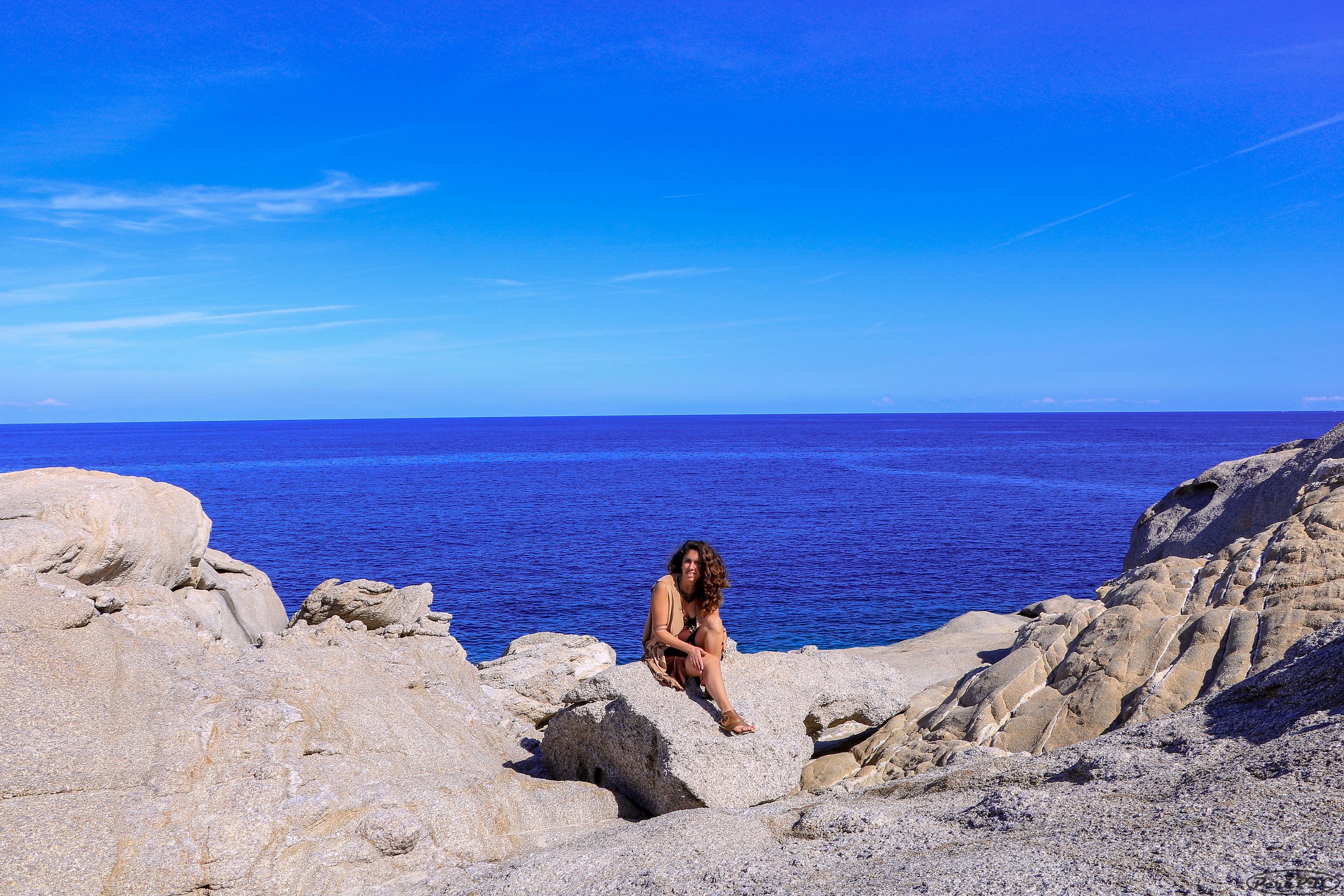 Modella sugli scogli