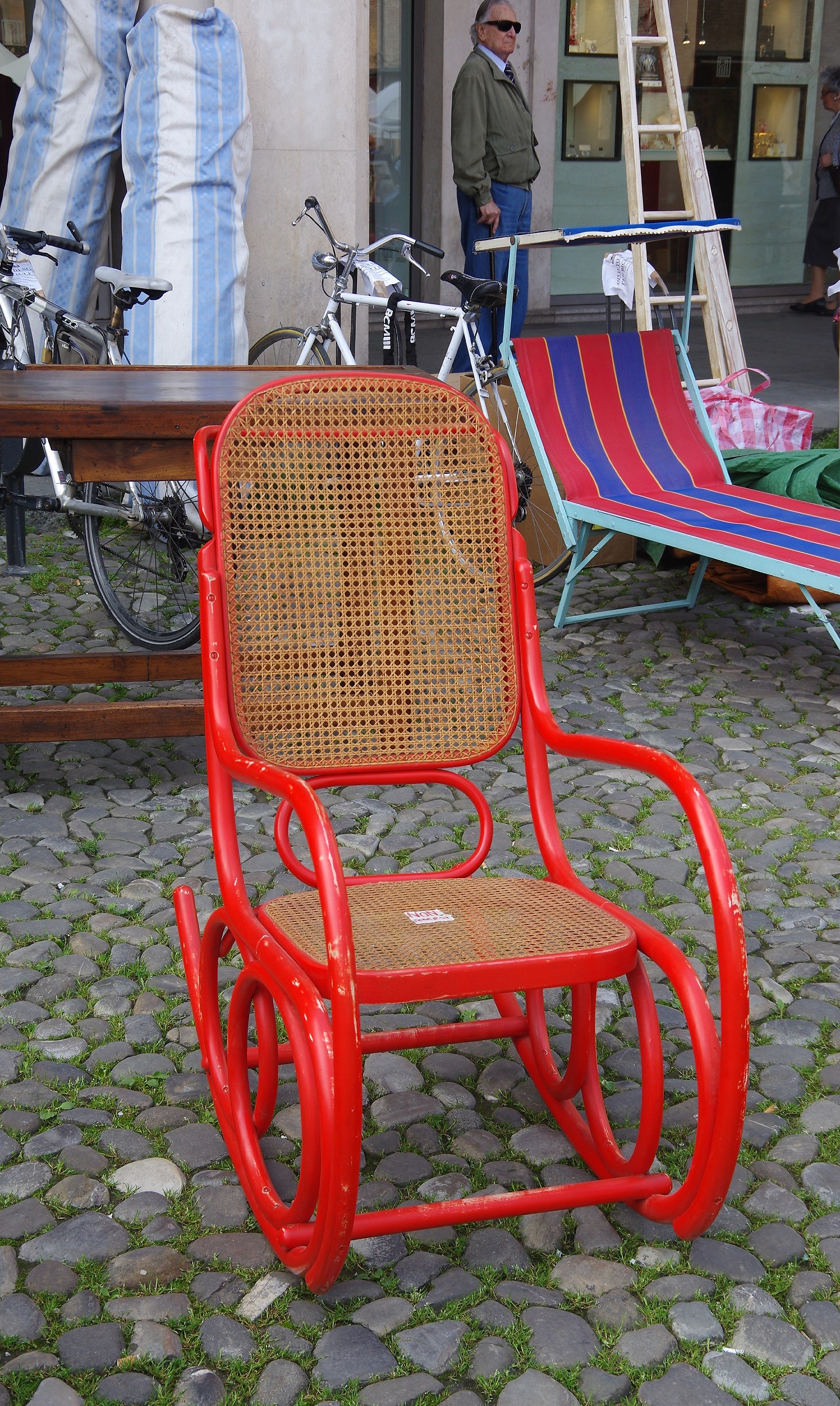 Oggetti d'aqntiquariato - Il dondolo rosso