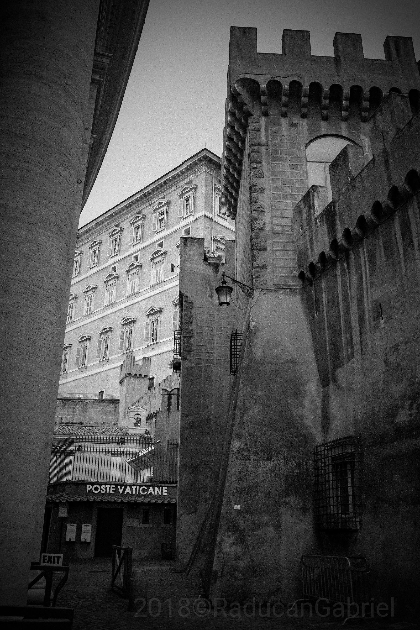 Between ... Italy and ... Vatican ...