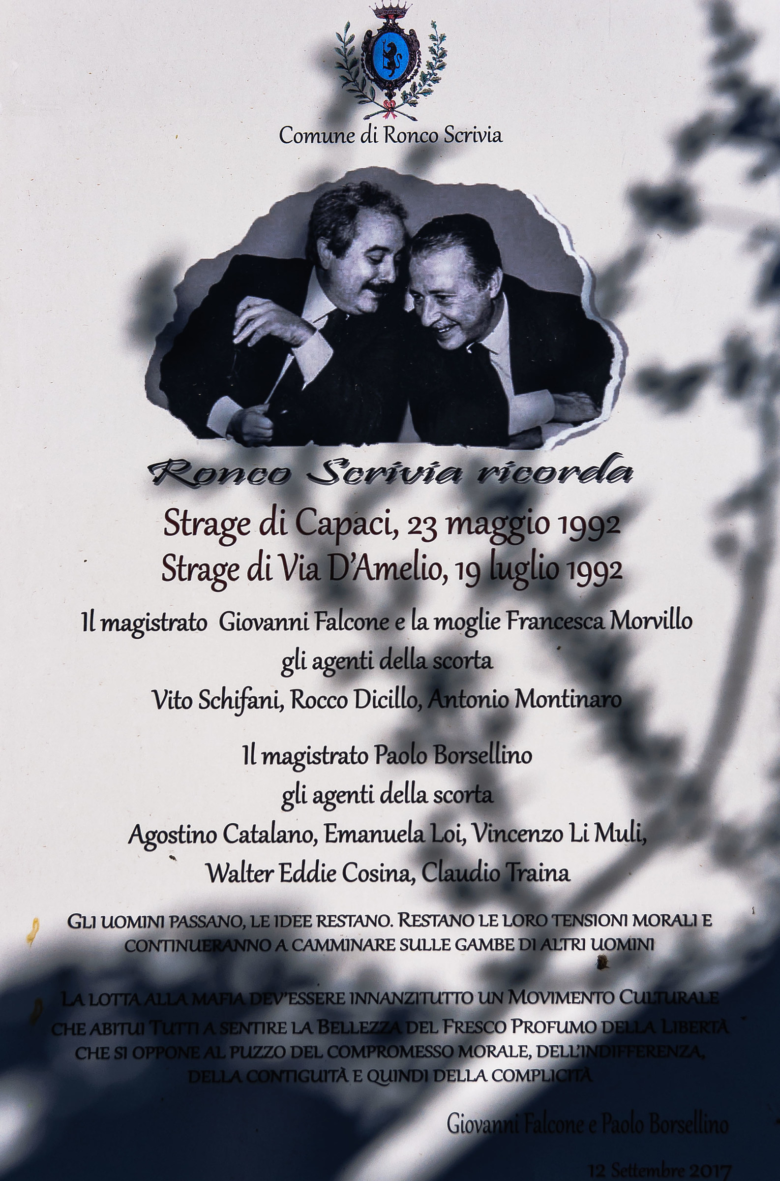 ...e da quel momento, le ombre si protesero su di loro