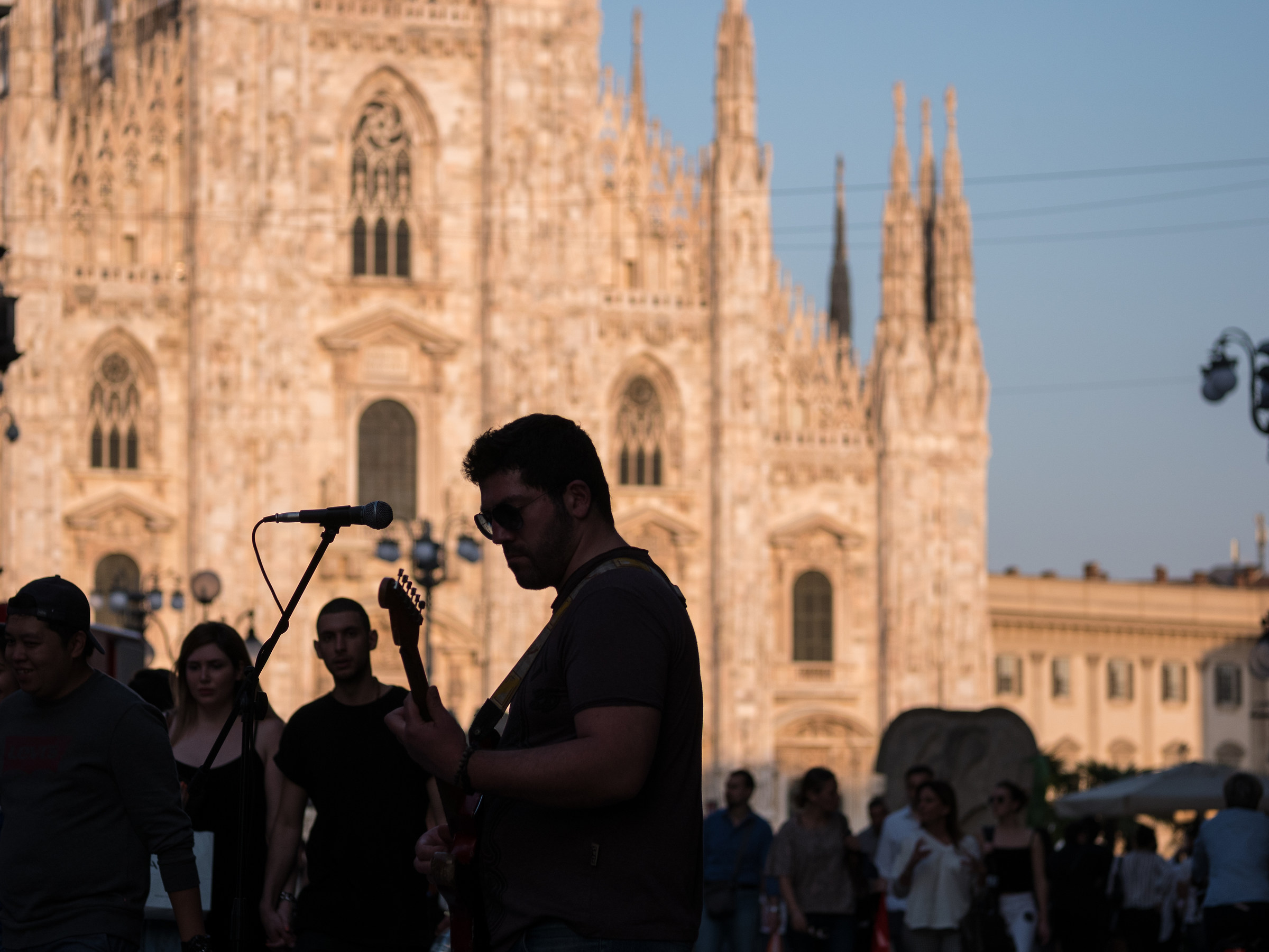 Street Artist-Duomo Milan