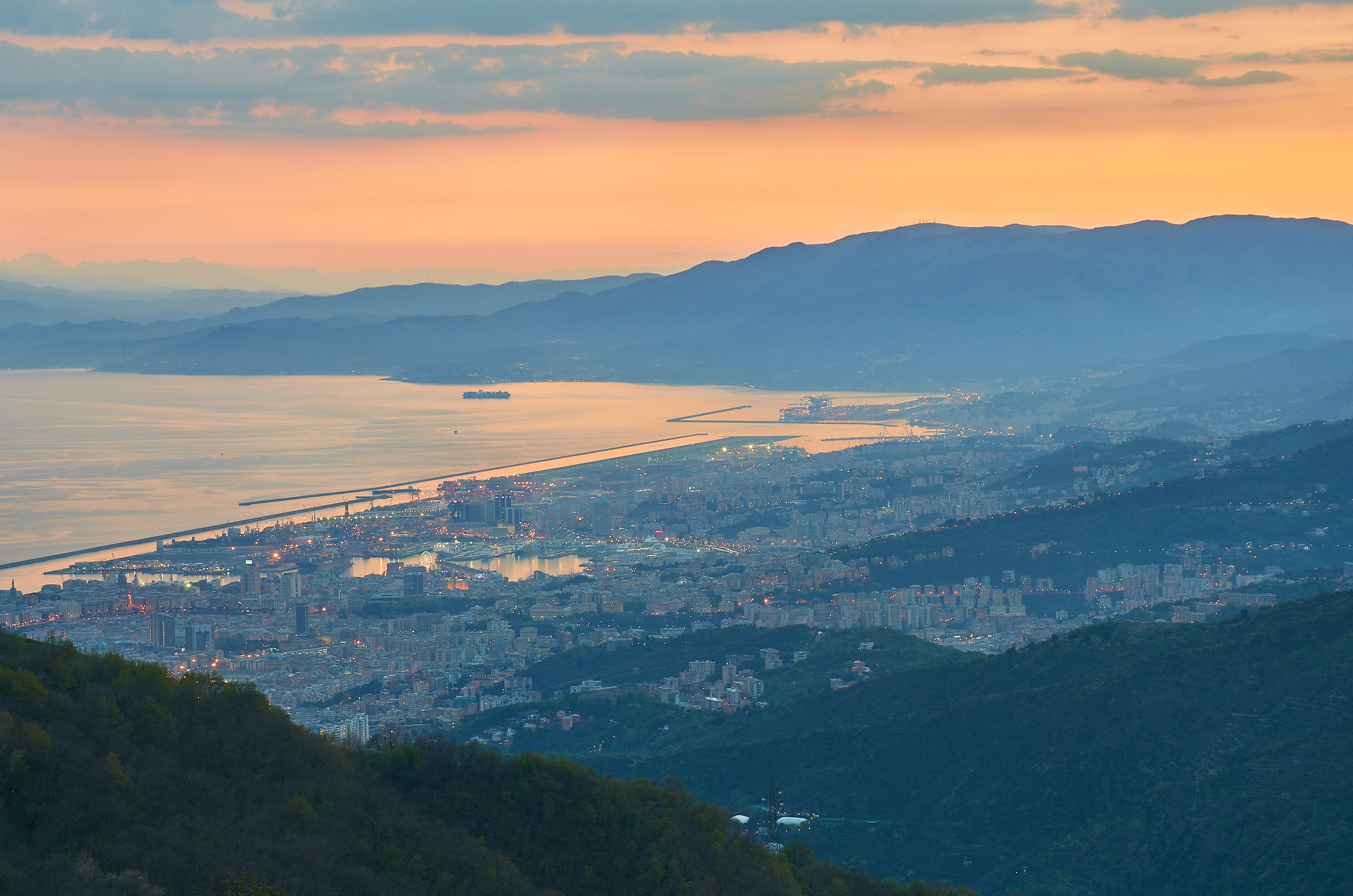 Il sole cala anche su Genova