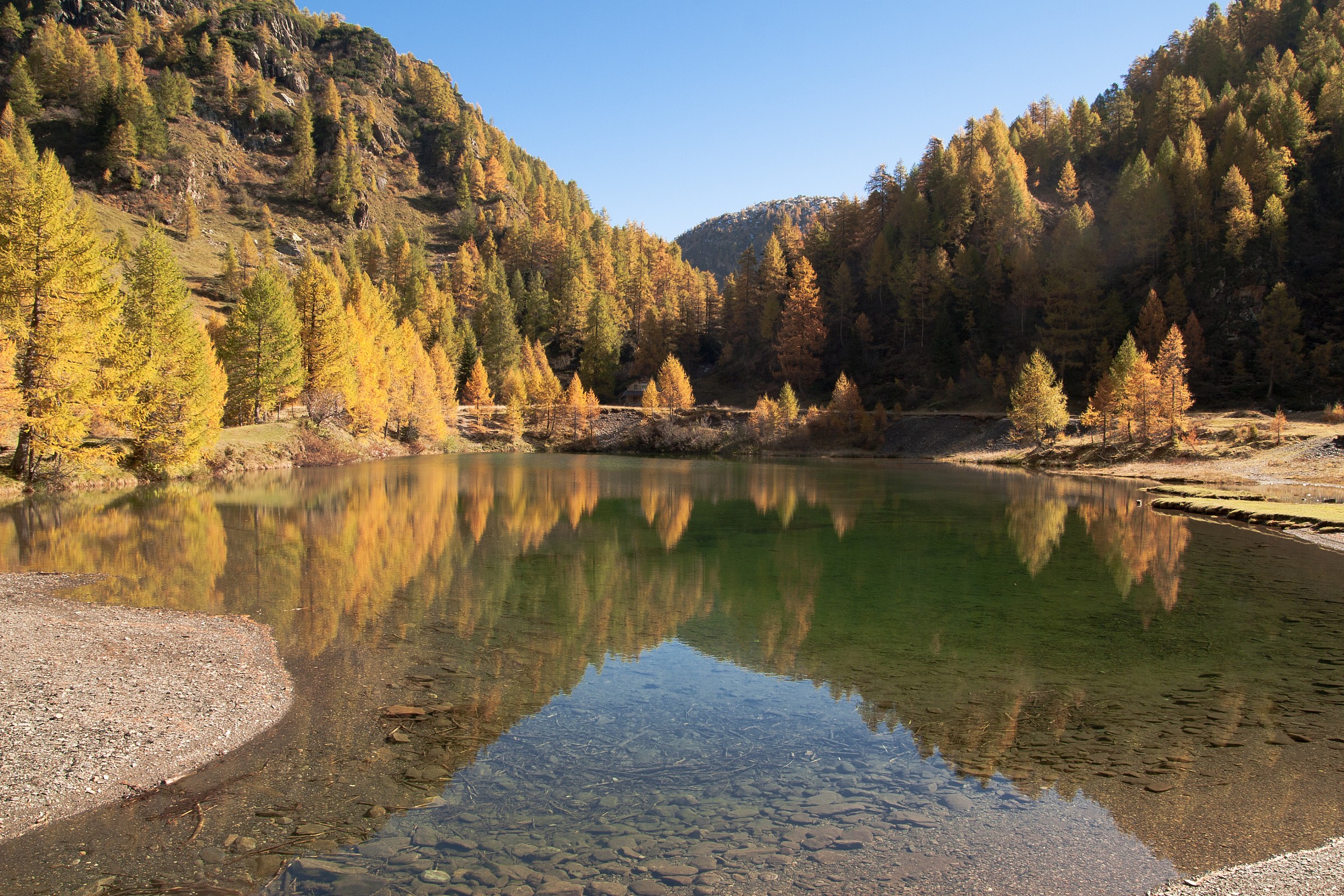 laghetto montano in autunno