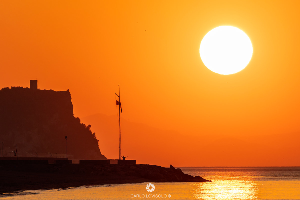 Mar Ligure Costa Finalese contemplando il sole