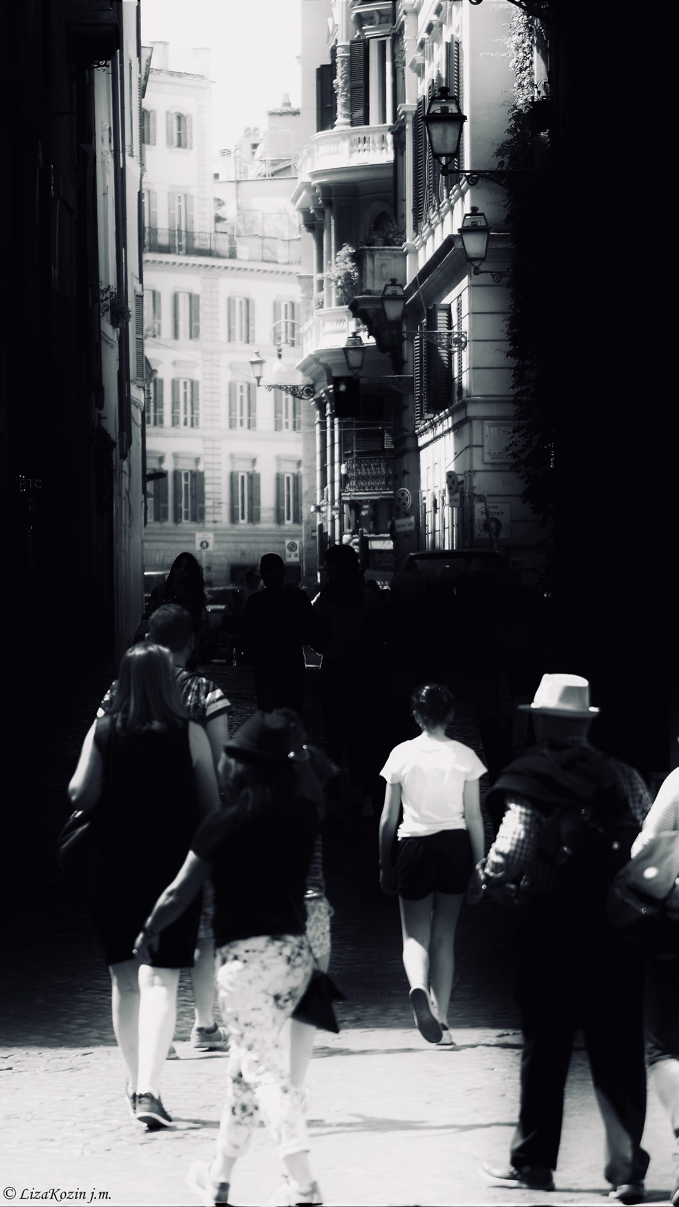 La ragazza con la maglietta bianca