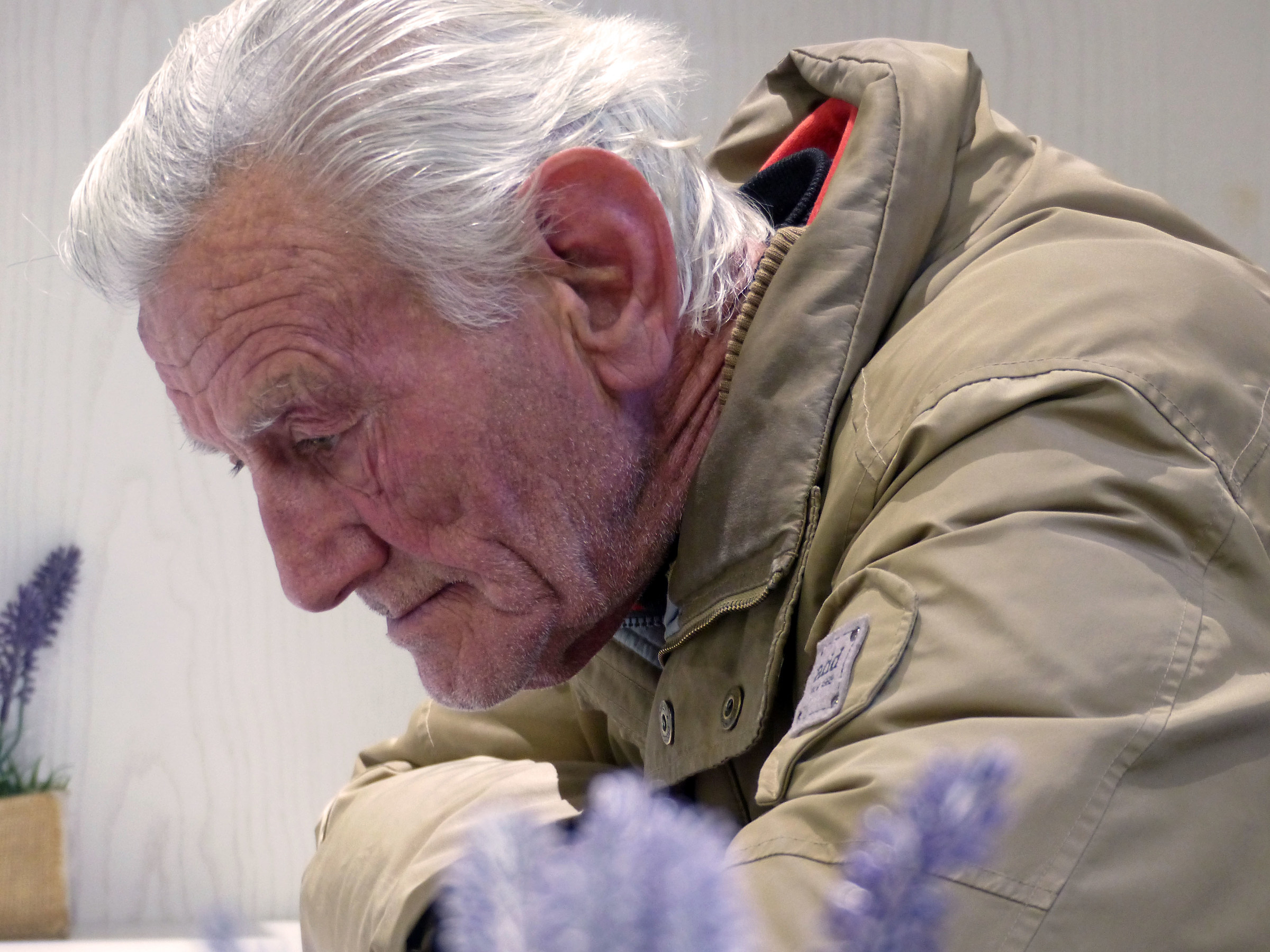 Anziano che legge. "la saggezza"