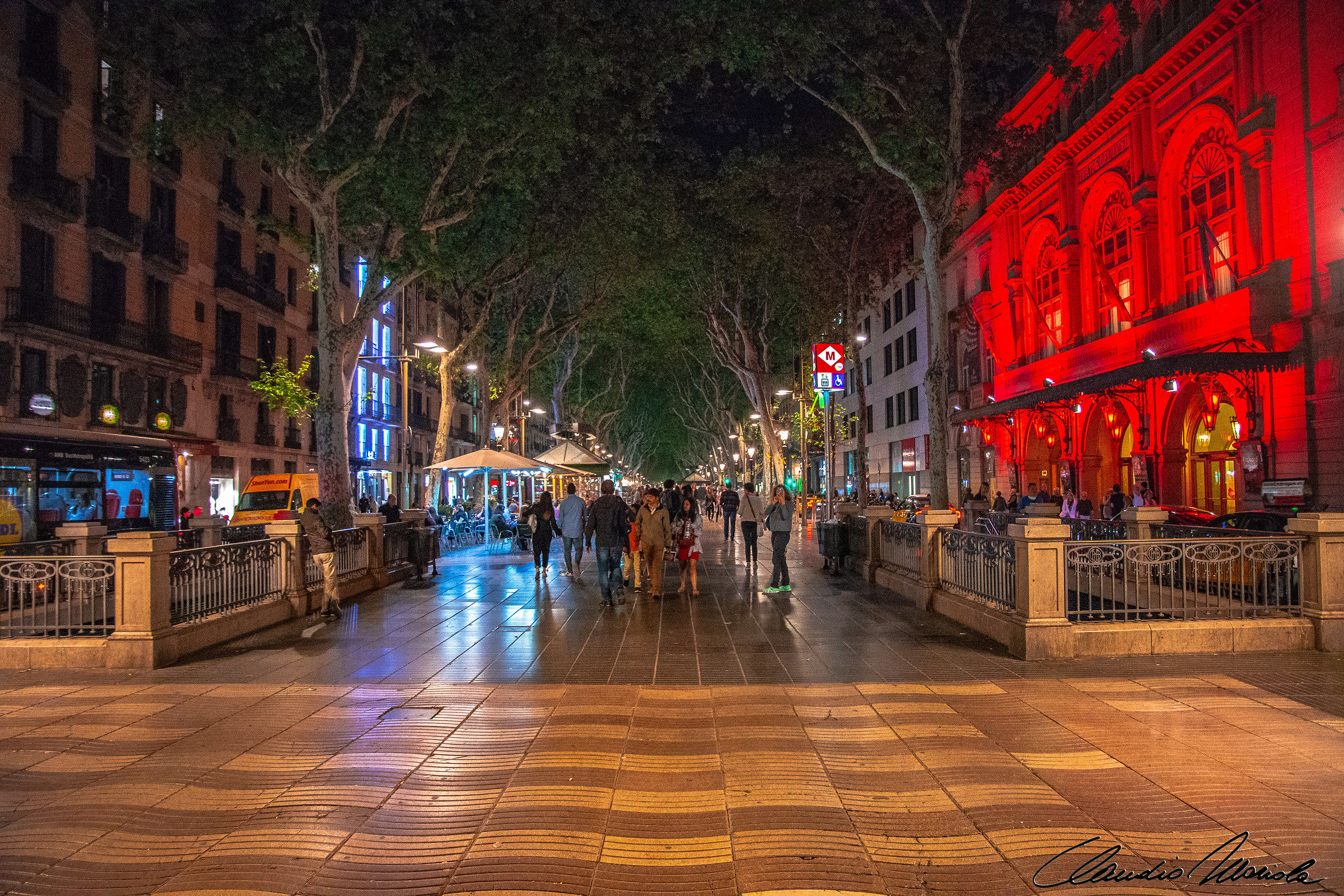 La Rambla at night