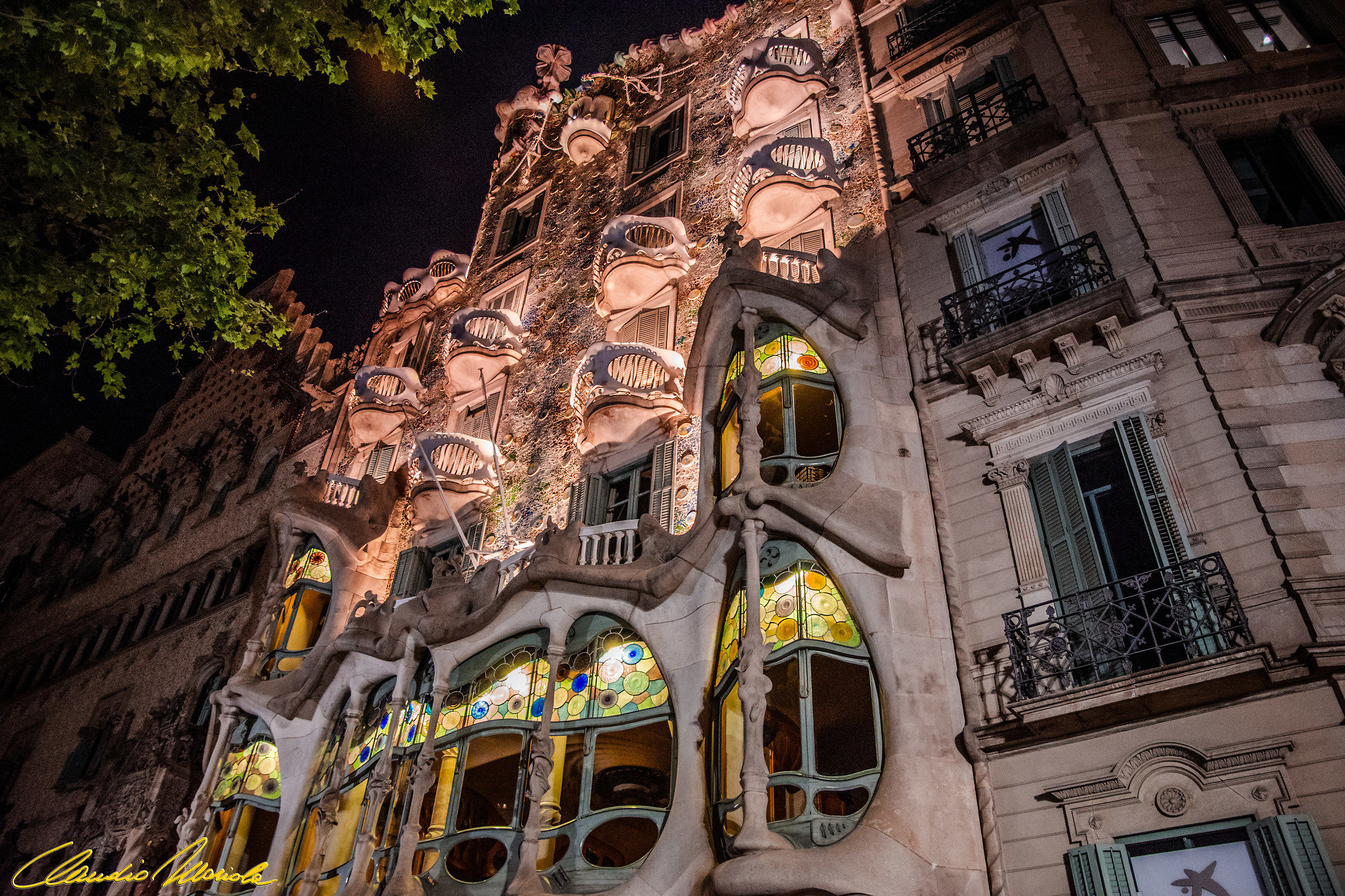 La fachada de la Casa Batlló de noche