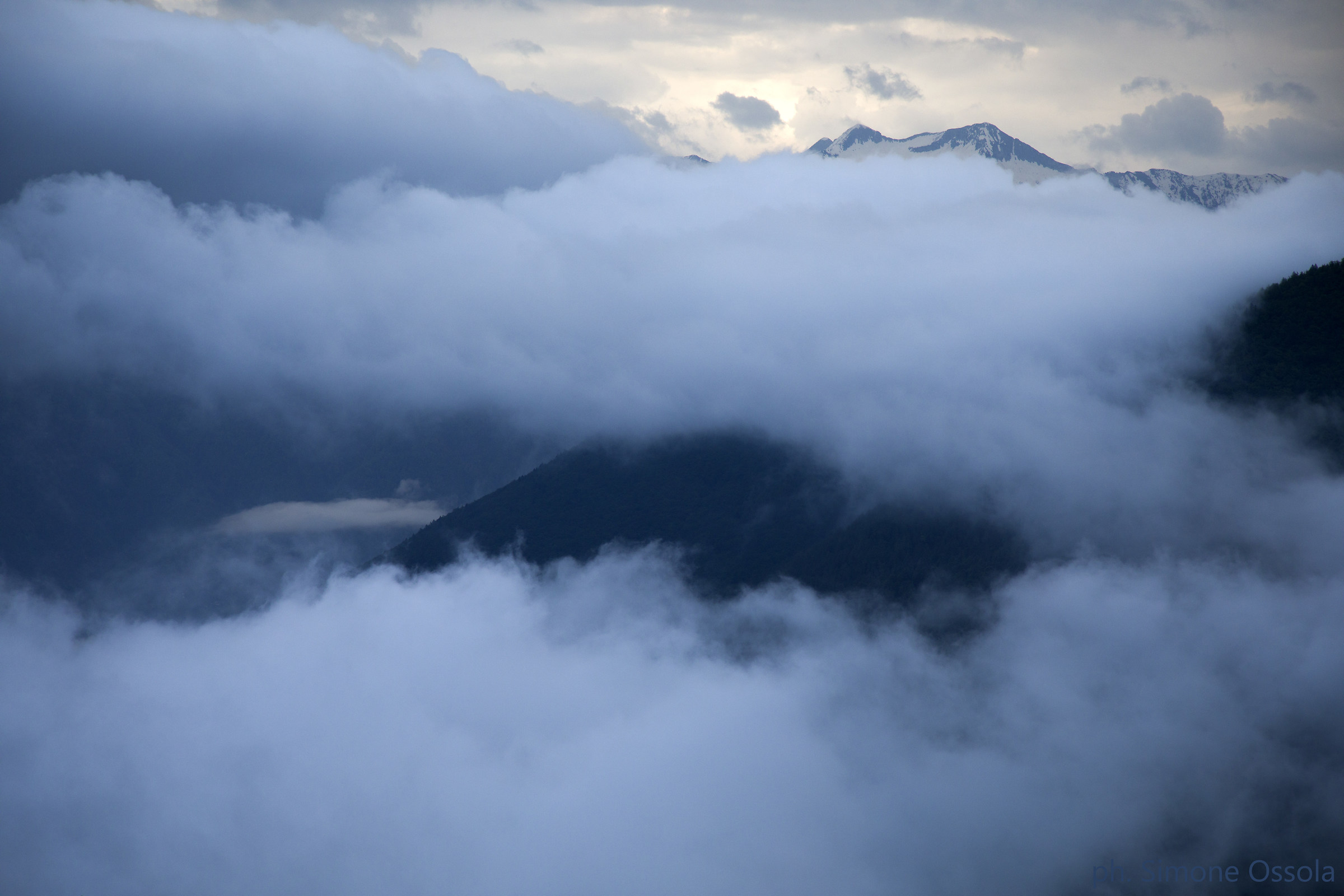Tra le nuvole....una montagna....