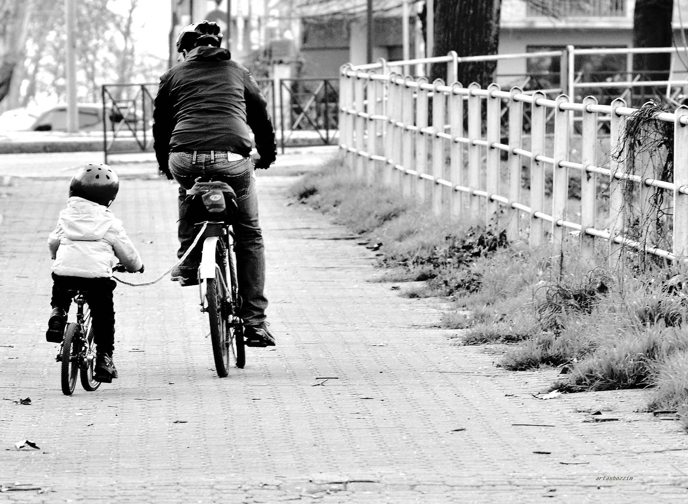 un bambino rimorchiato