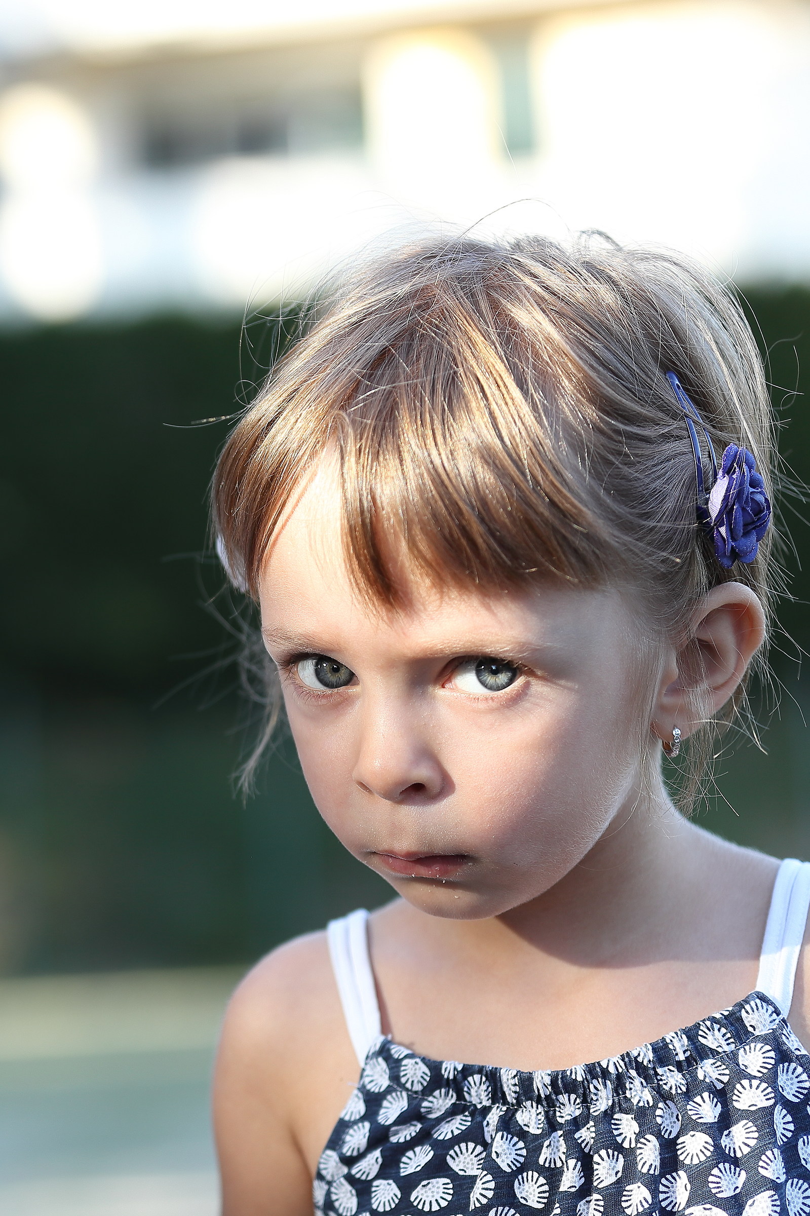 Little eyes: I don't trust you