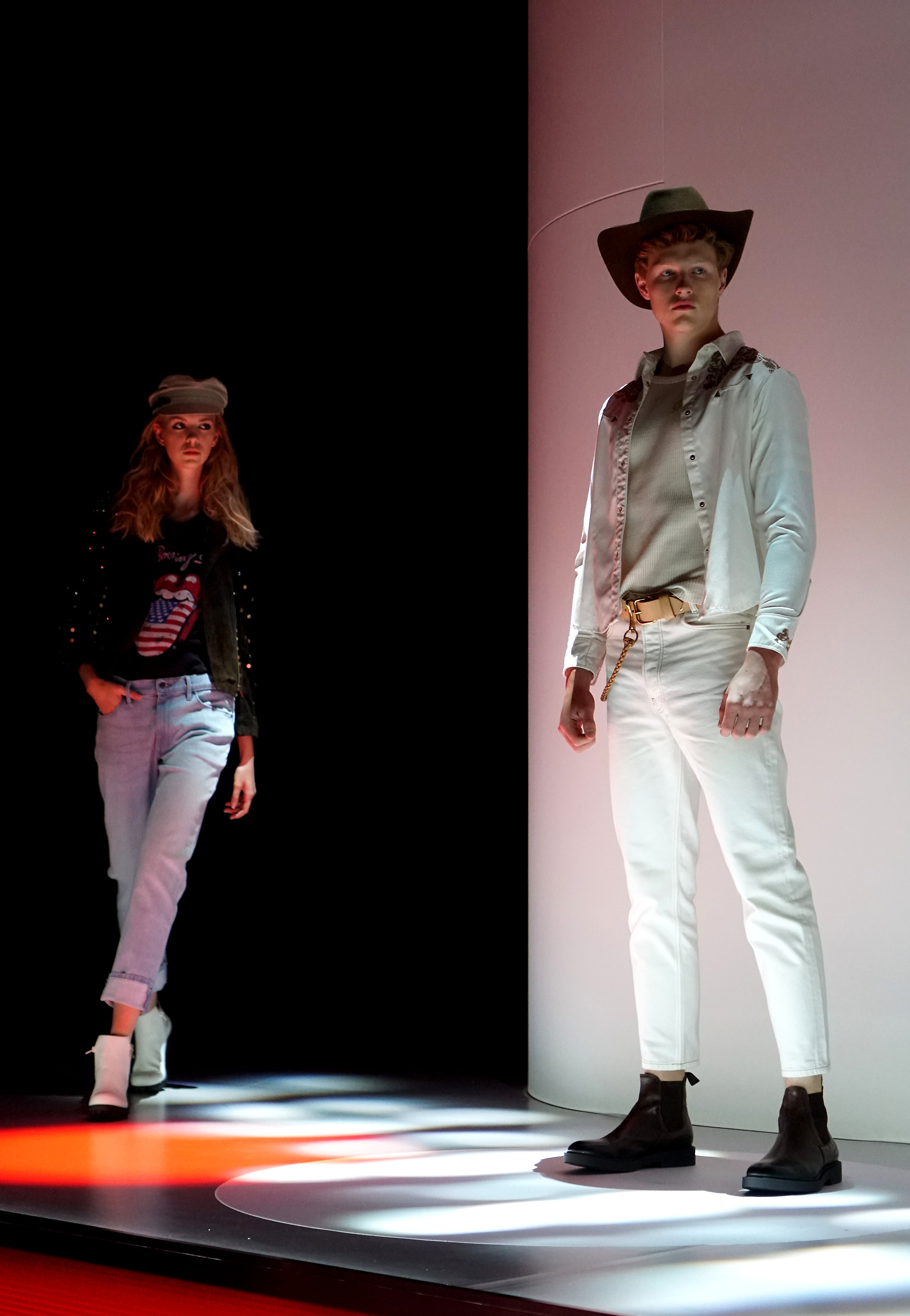 Karin coming out of the darkness walk towards Labu?ák