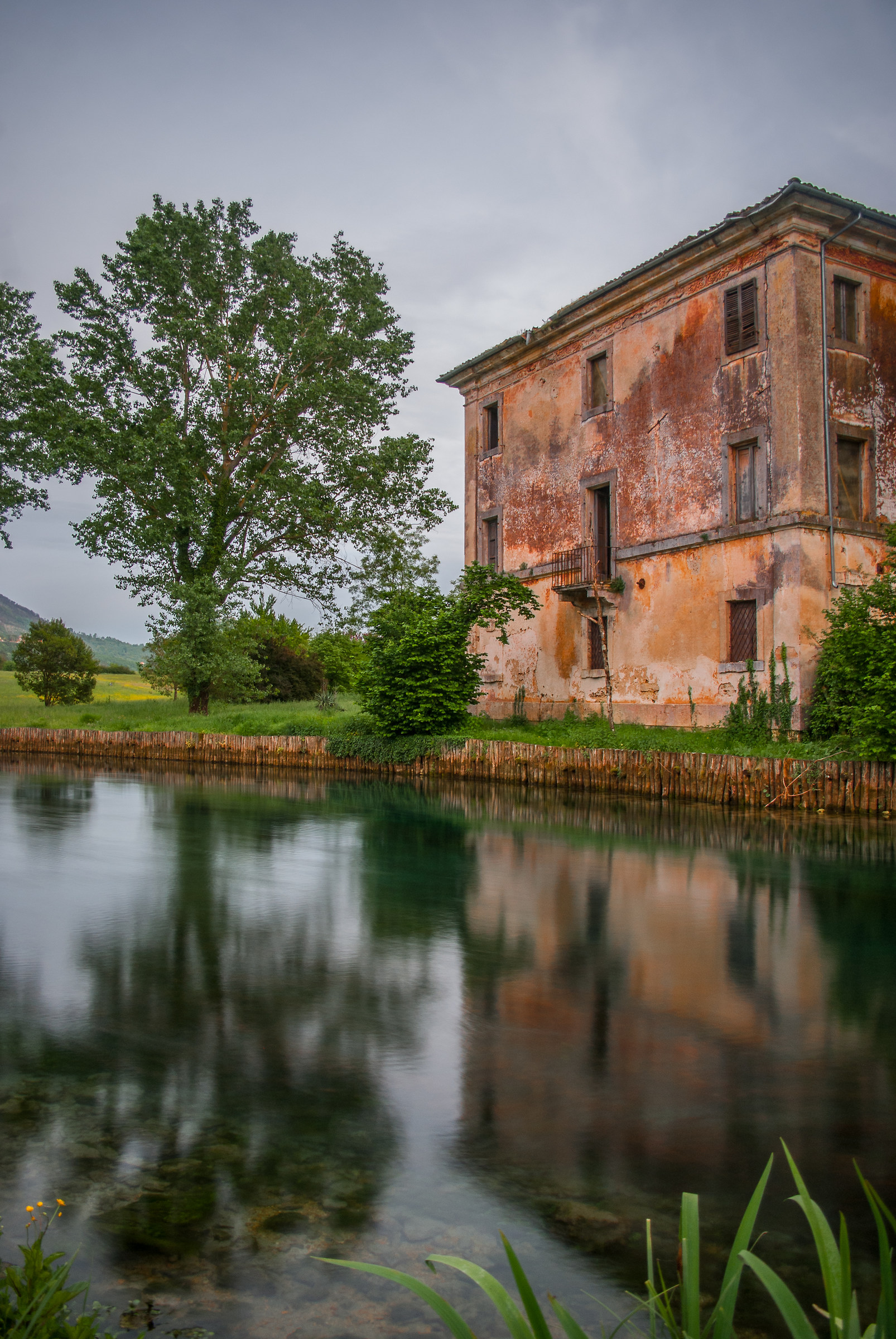 Il vecchio casolare sul lago