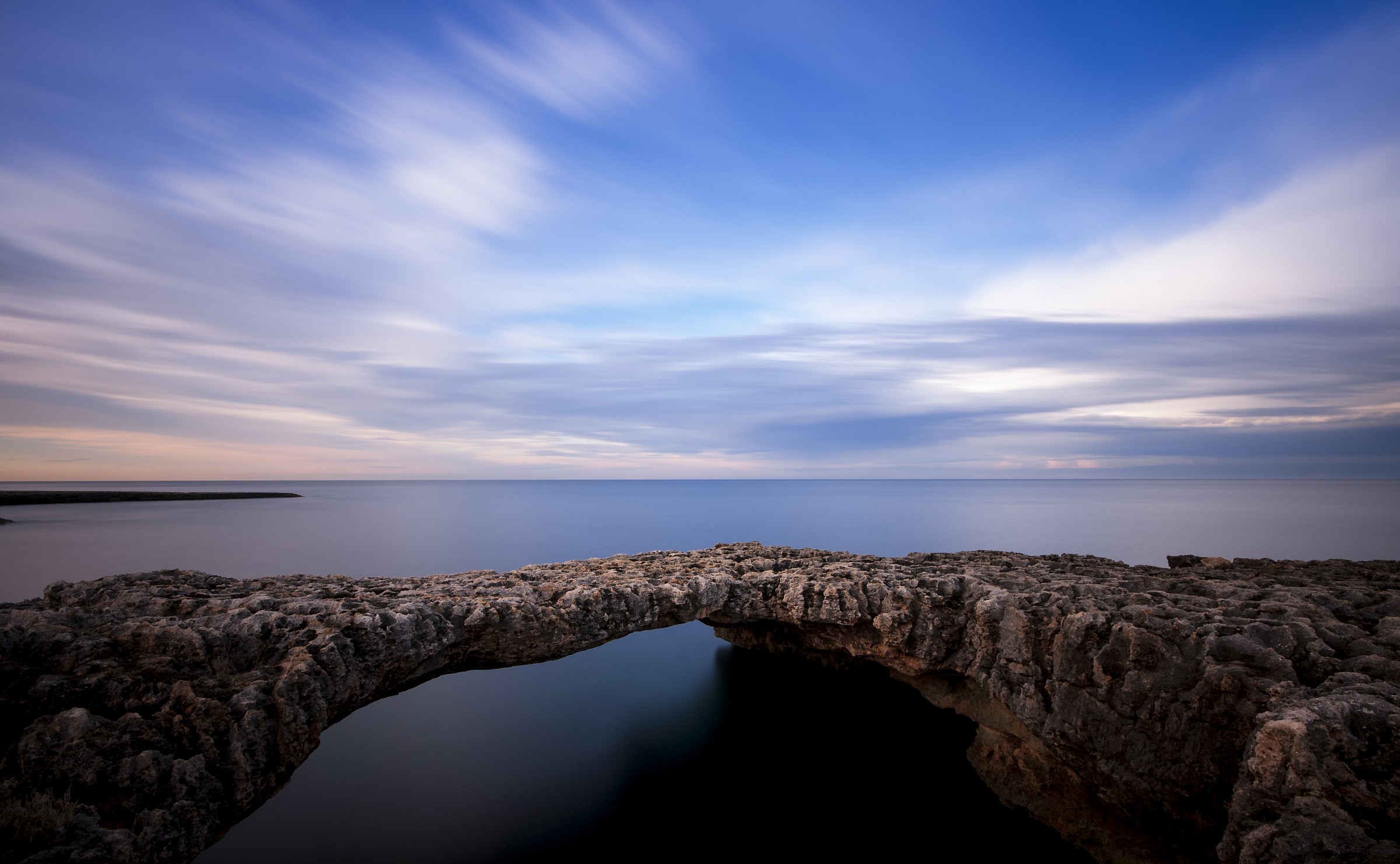 un ponte sull'infinito blu