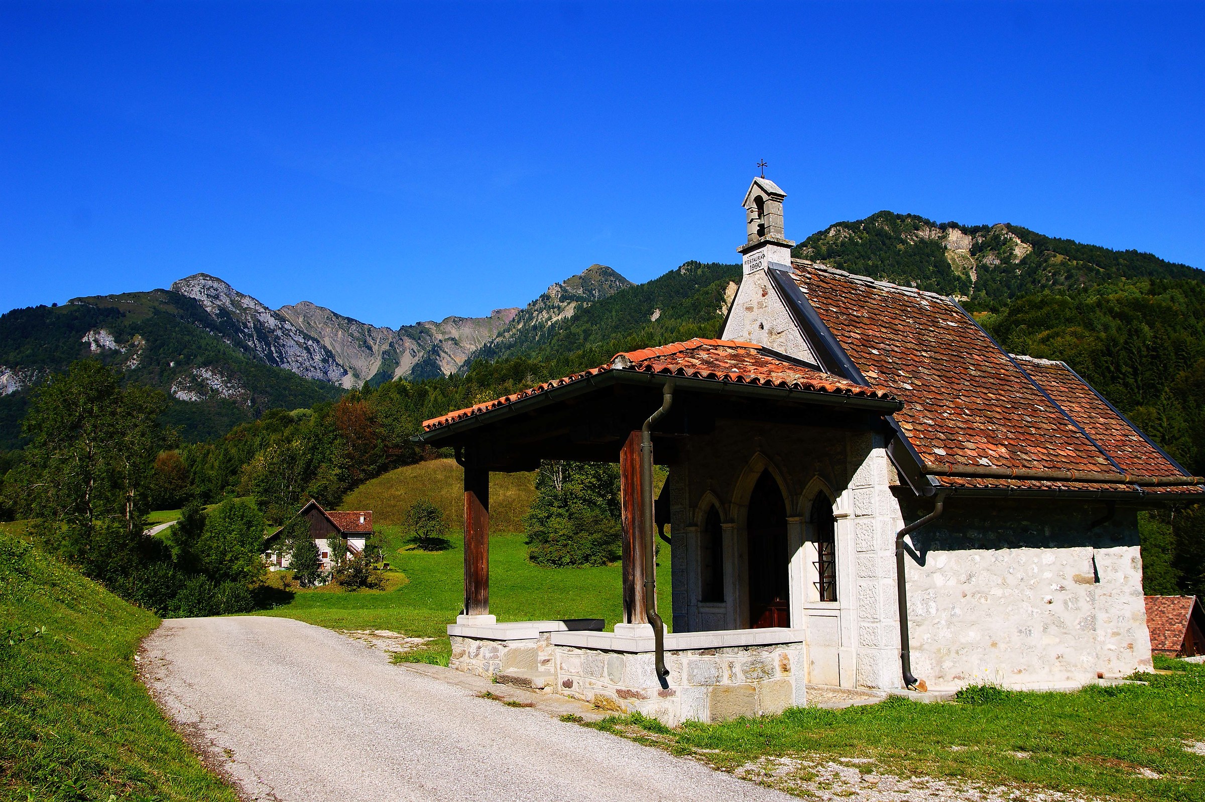 Chiesetta nei dintorni di Raveo