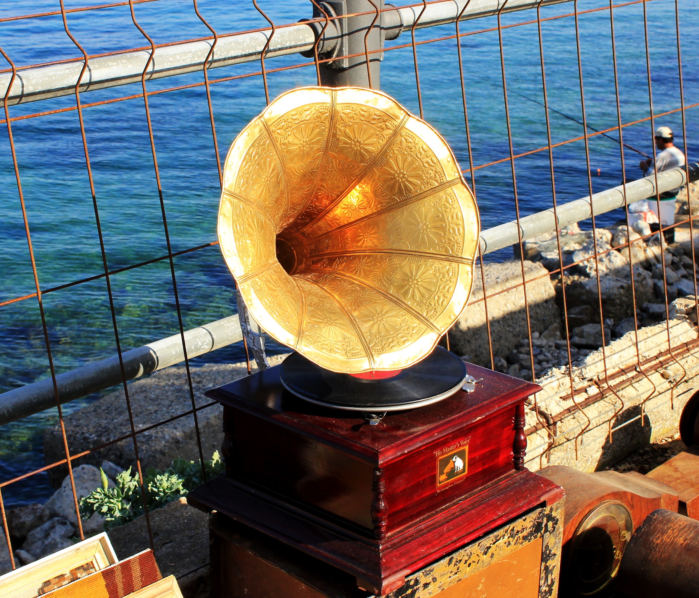 The sea in prison. Serenade