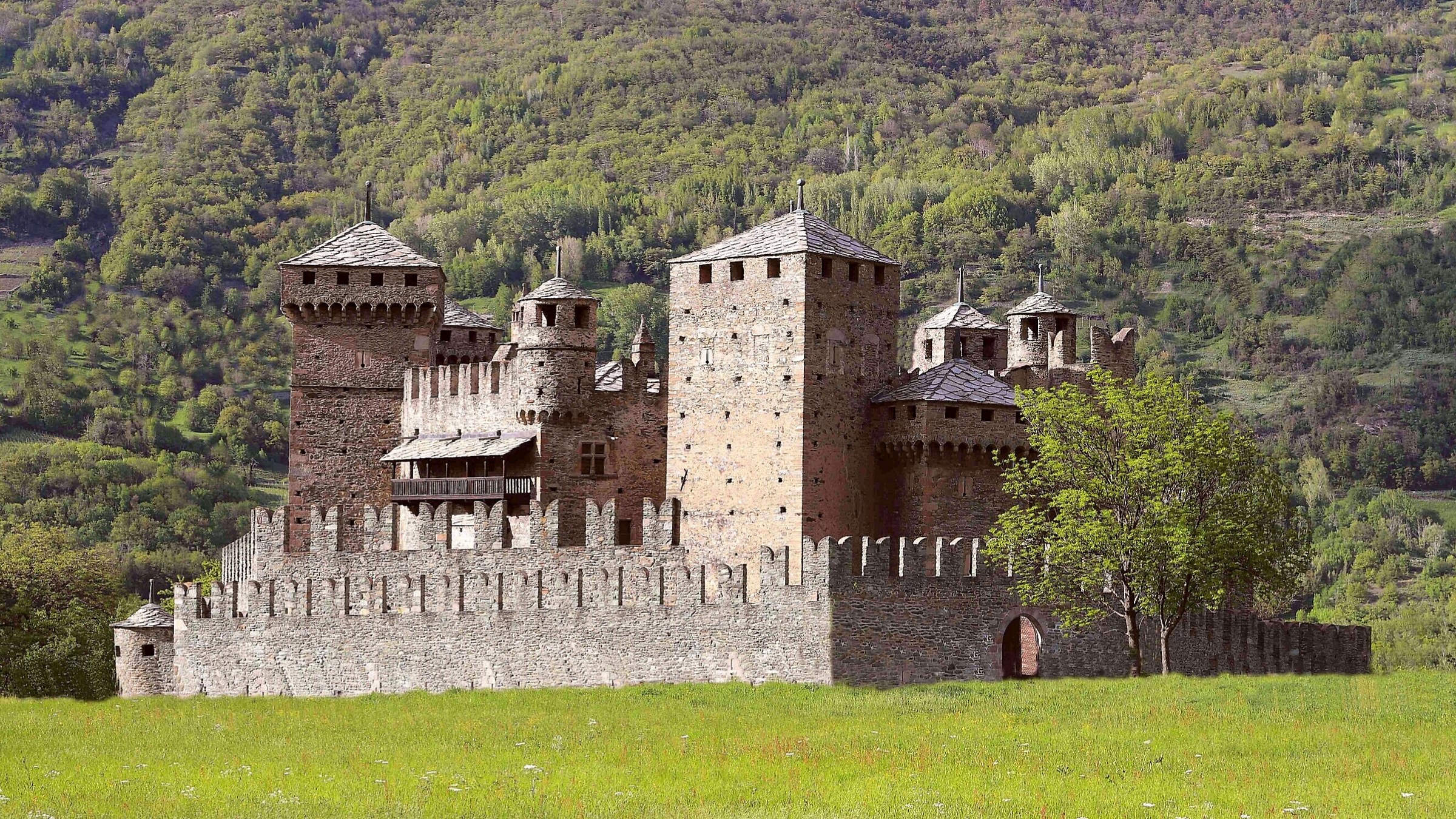 Castello di Fenis, Valle d'Aosta (1242 d.C.)