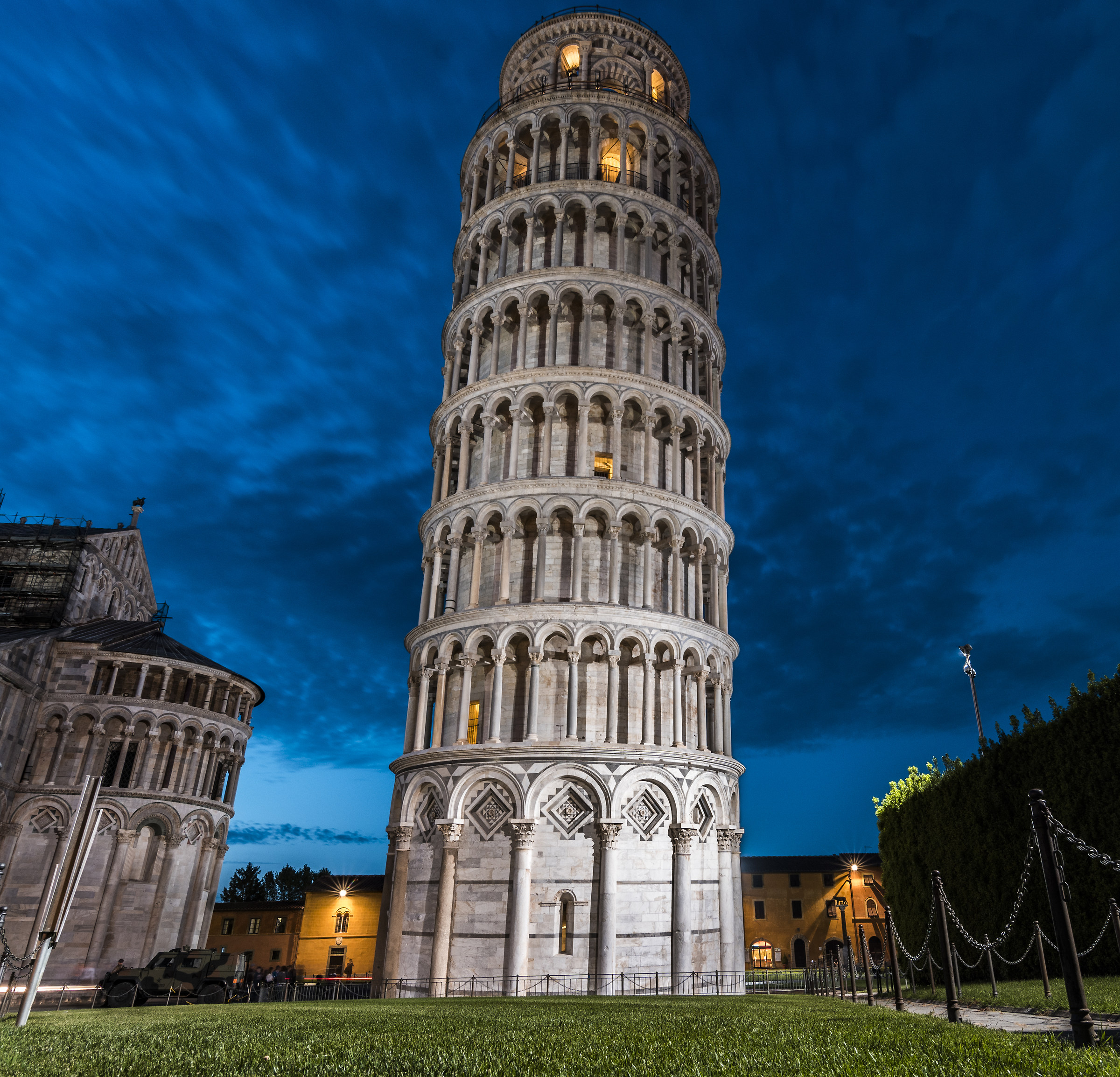 Torre Pendente al Tramonto
