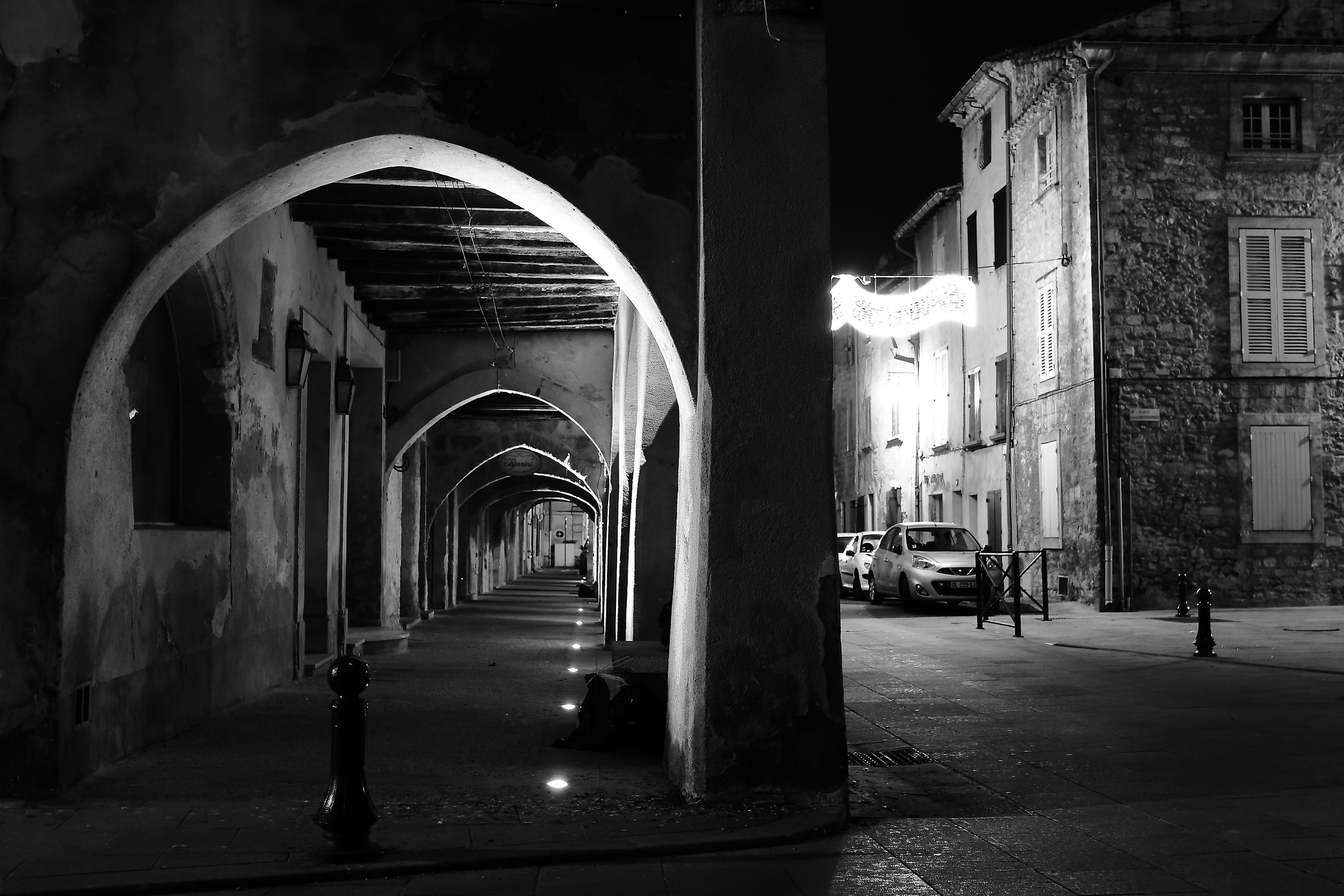 e' giunta mezzanotte, le strade son deserte