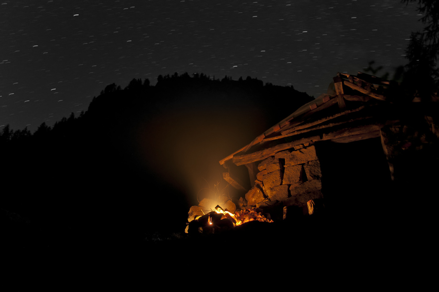Fuoco fuori dall'antica malga - Bon - Ossana - Val di So...