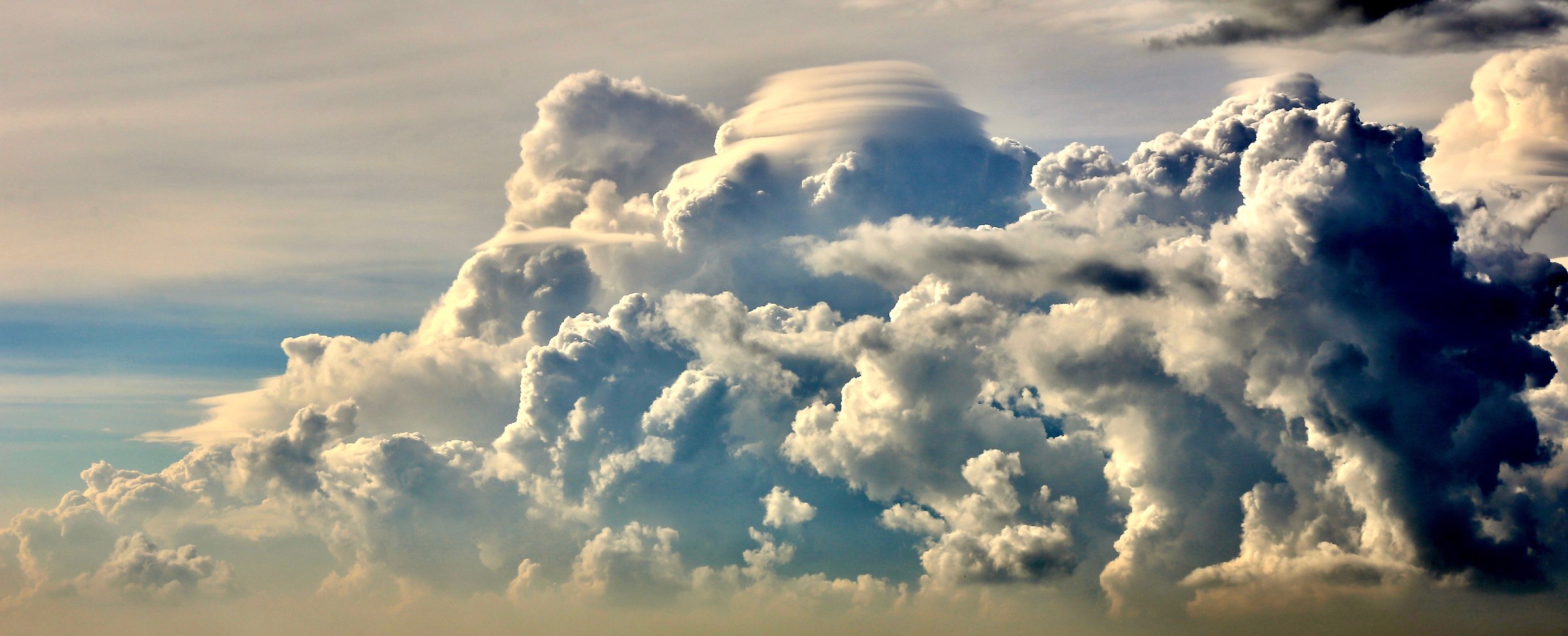cumulonembi con pila di piatti lenticolari