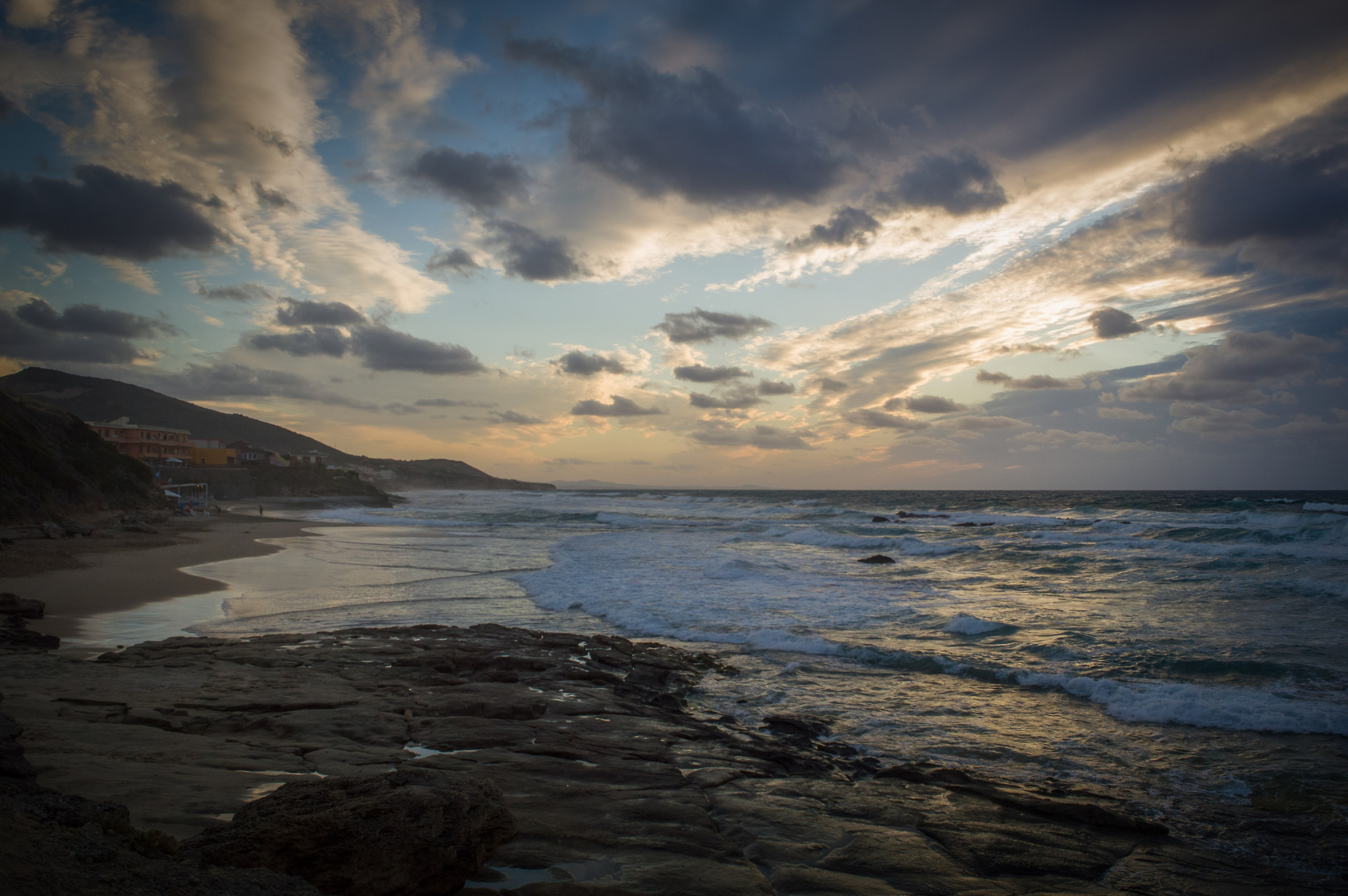 Tramonto su mare mosso