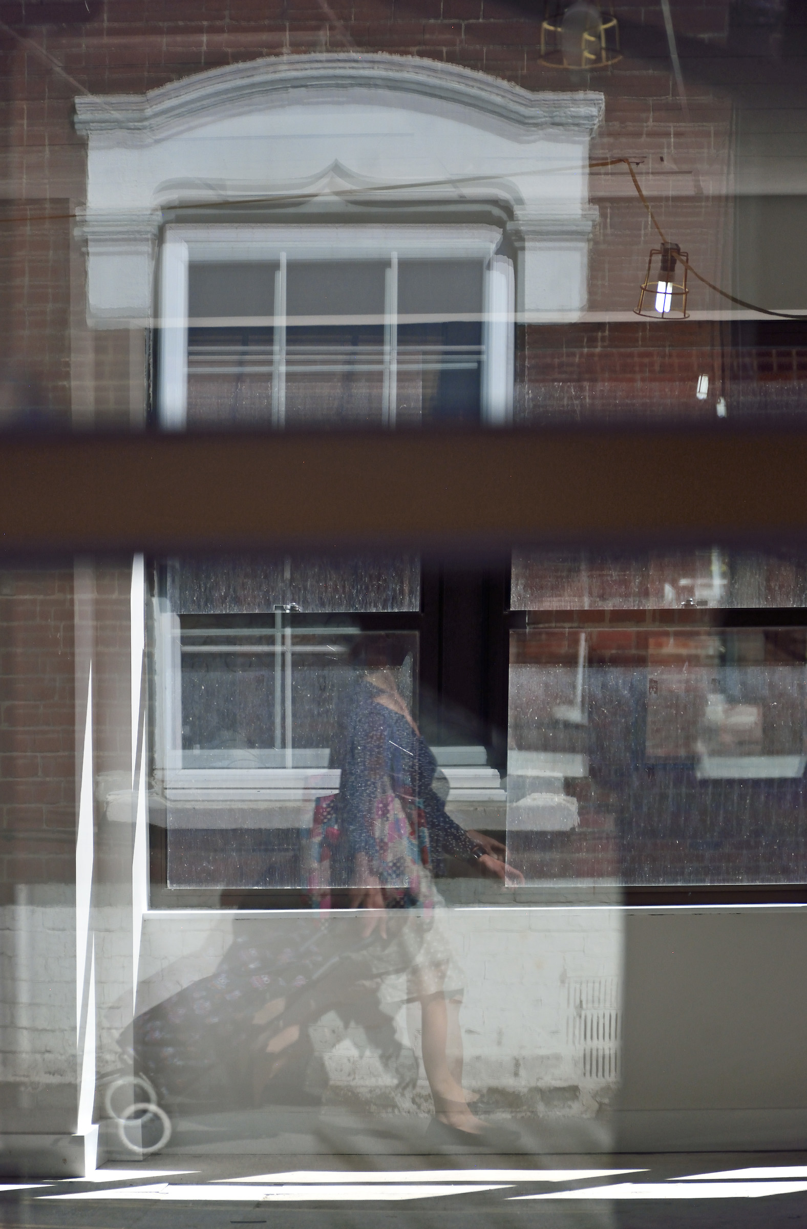 Multi-riflessione (con la donna che cammina)