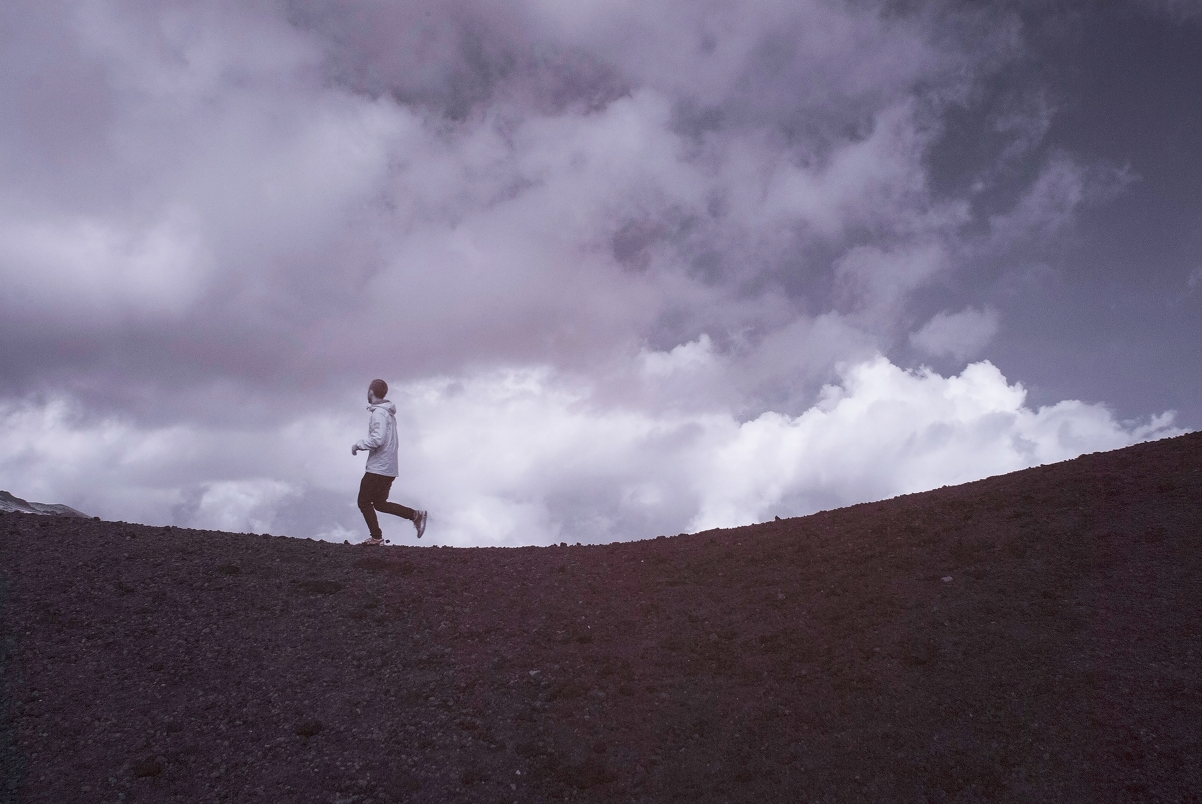 Footing sull'orlo del cratere