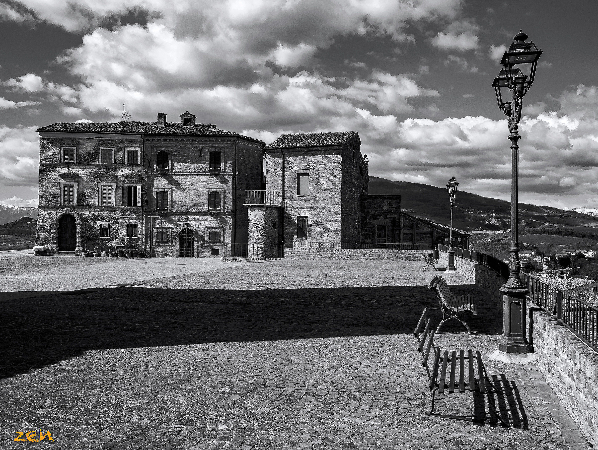 La piazza del paese...