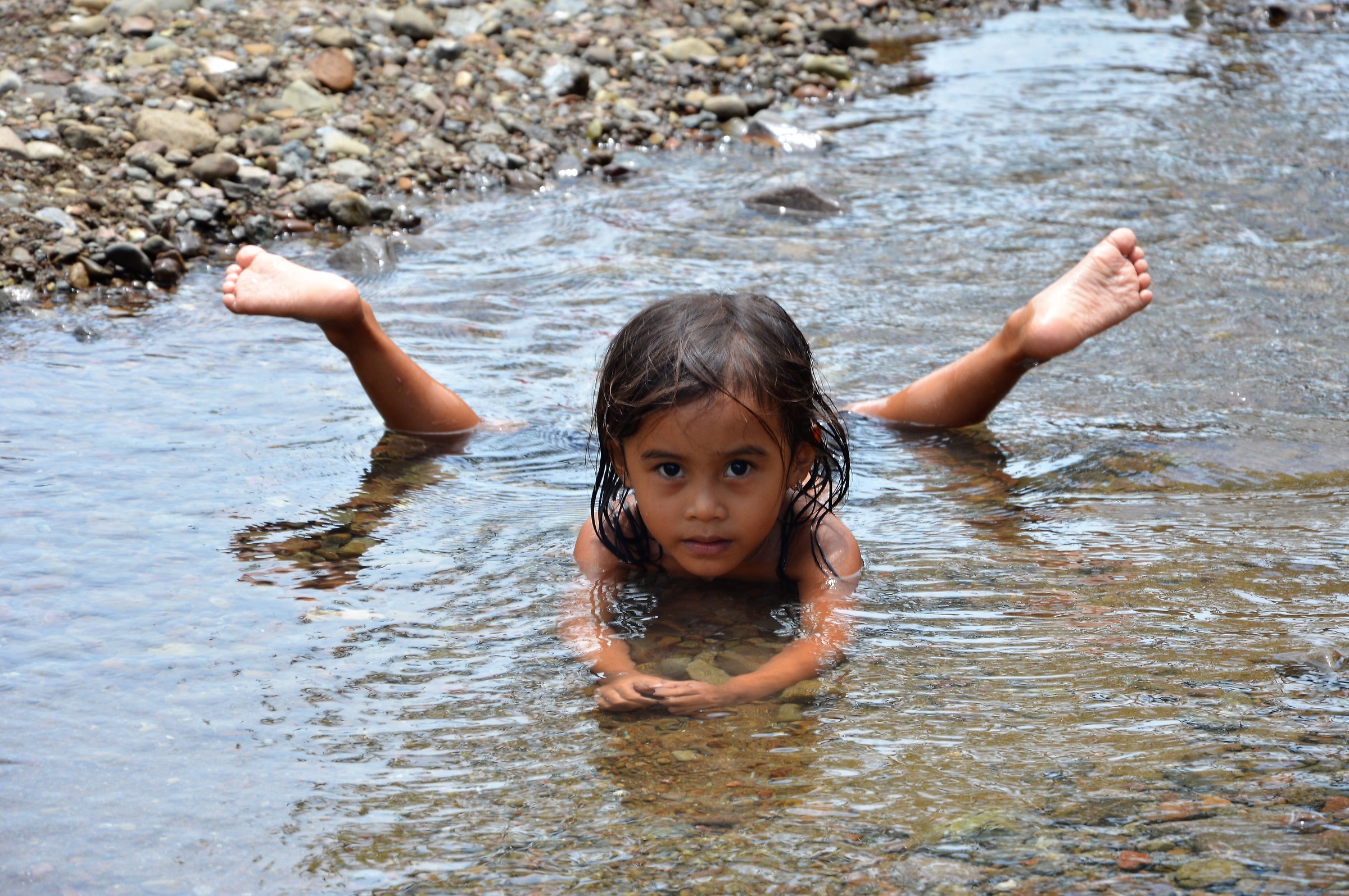 bimba  filippina nel fiume