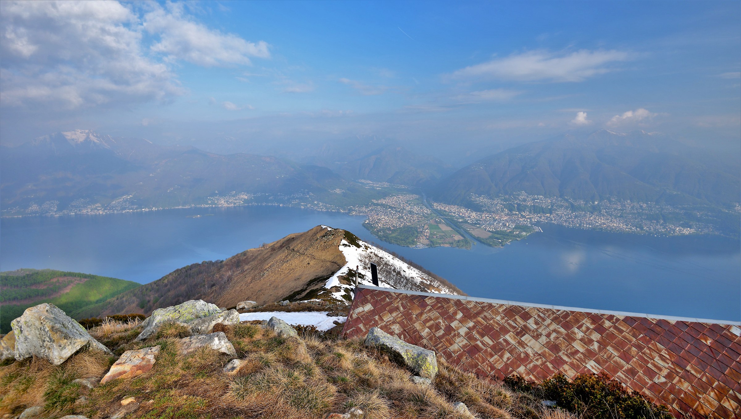 In the middle below the trail of the path from Indemii