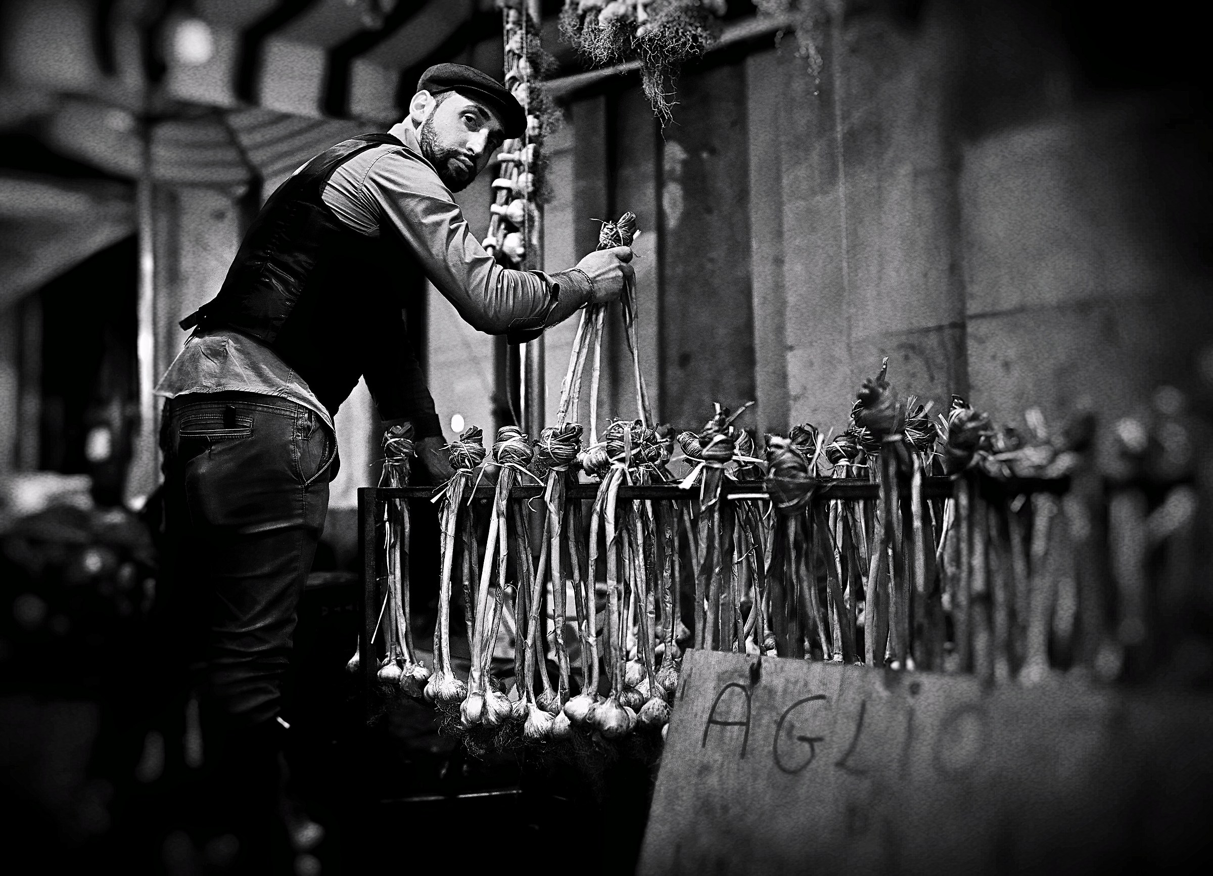 Aglio in camicia, gilet e..coppola. Naturalmente