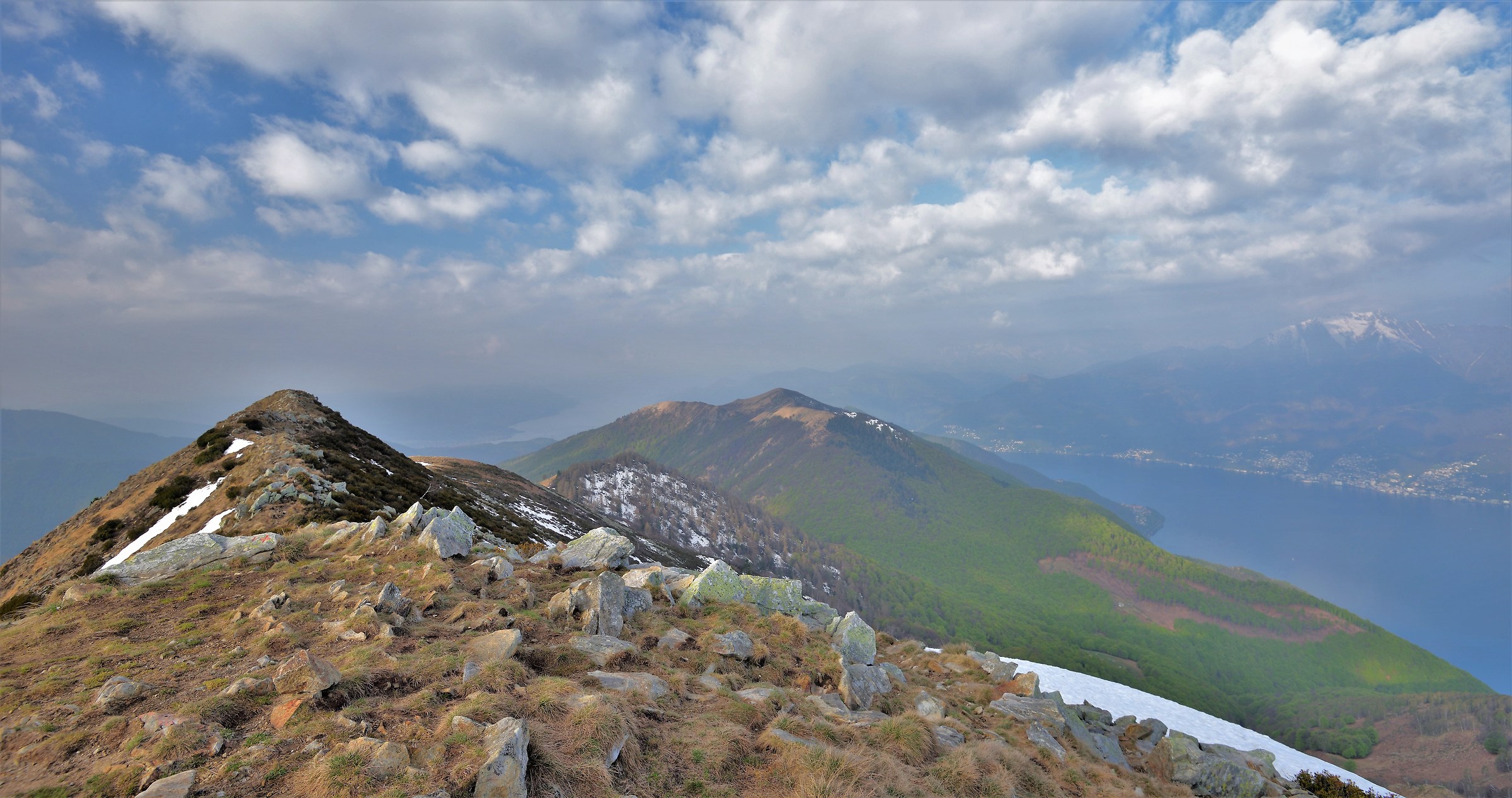 From the crest to the center you glimpsed the Italian branch...