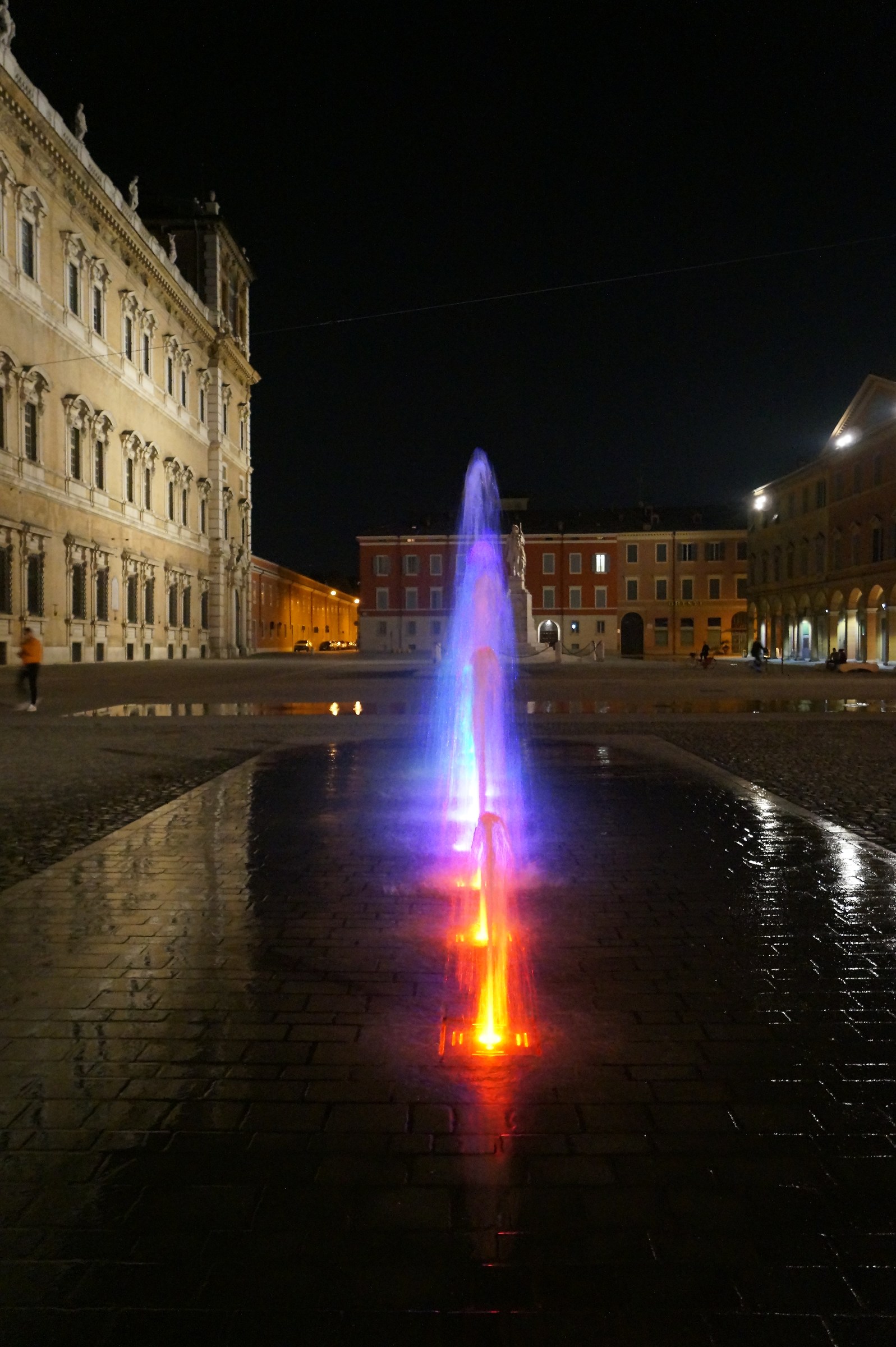 Turning at night in Piazza Roma