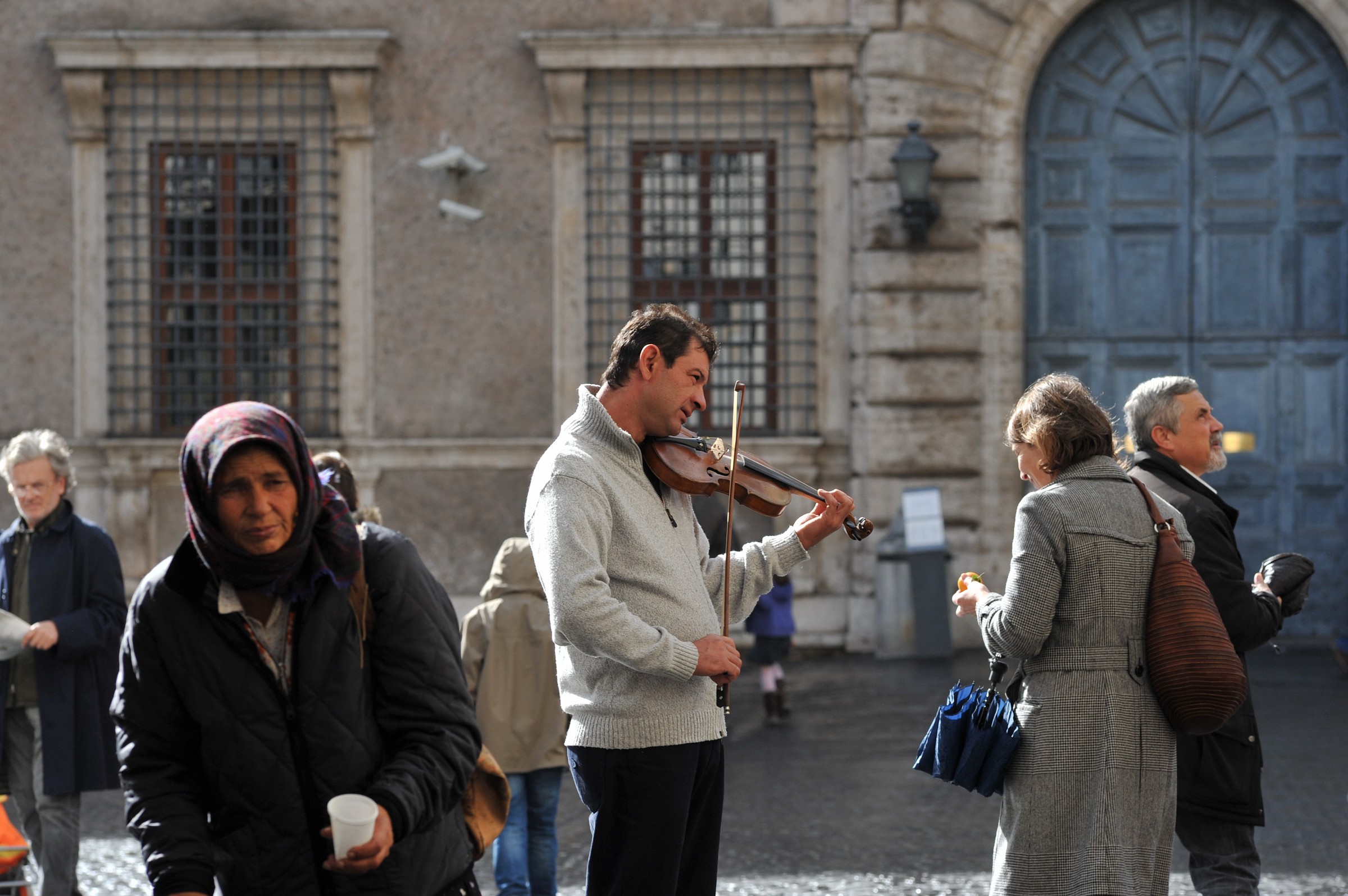 Roma - P.zza Farnese, varia umanità