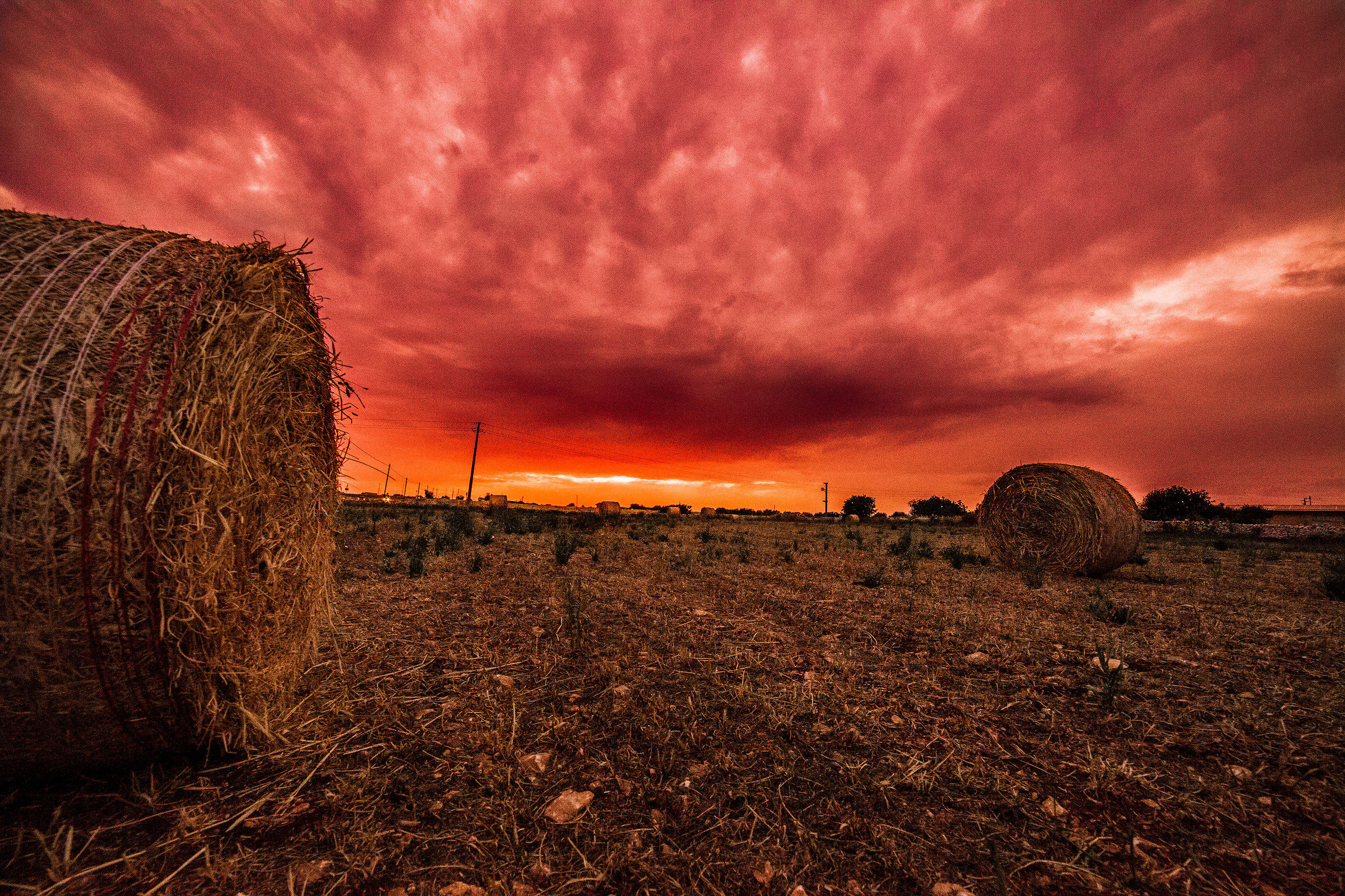 tramonto infuocato sui colli iblei