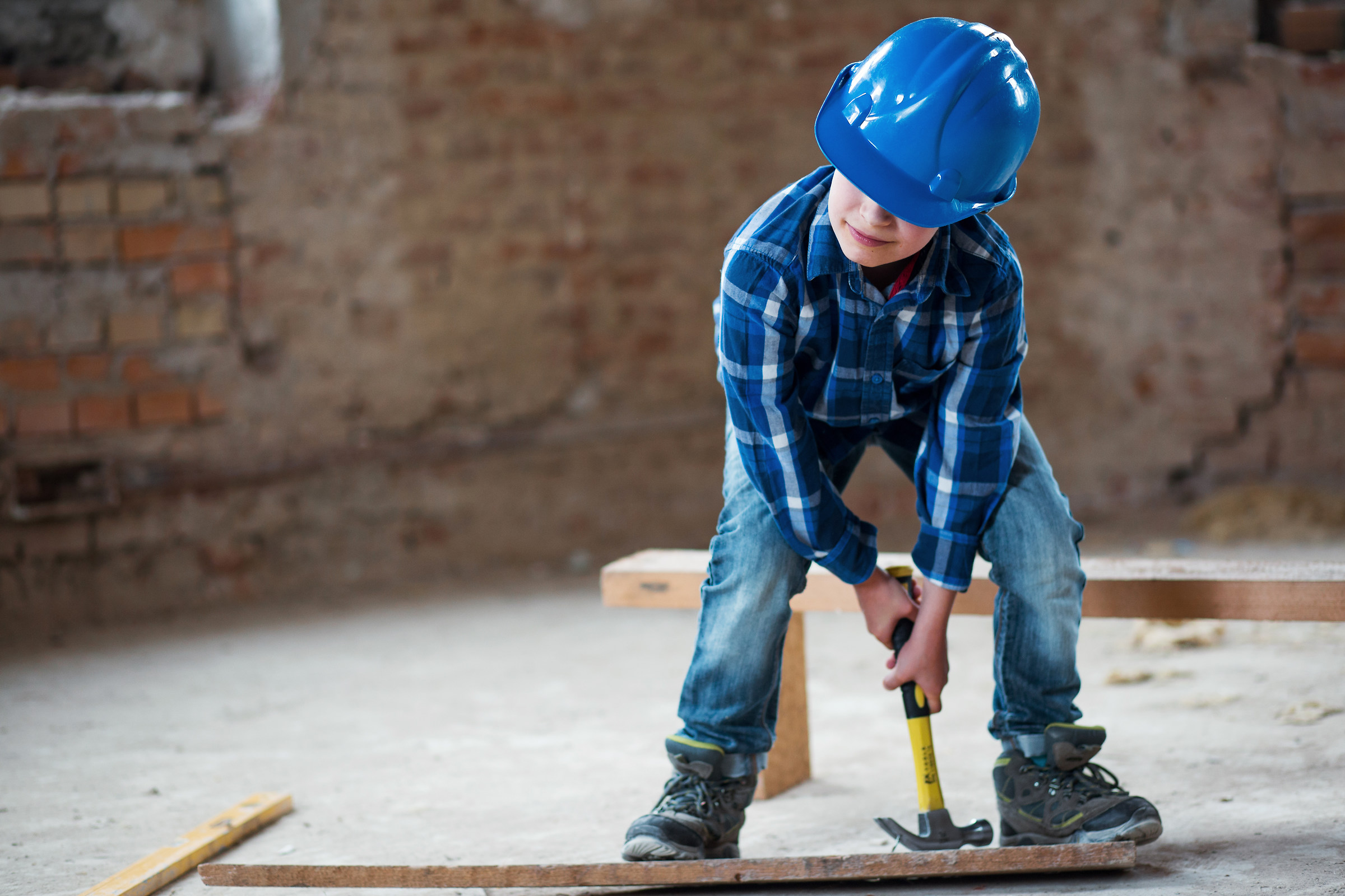 Ragazzino nel lavoro duro
