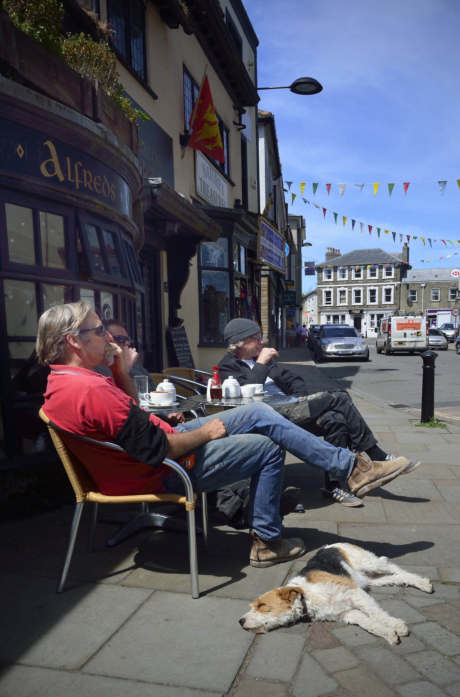 Tè per tre (tranne il cane)