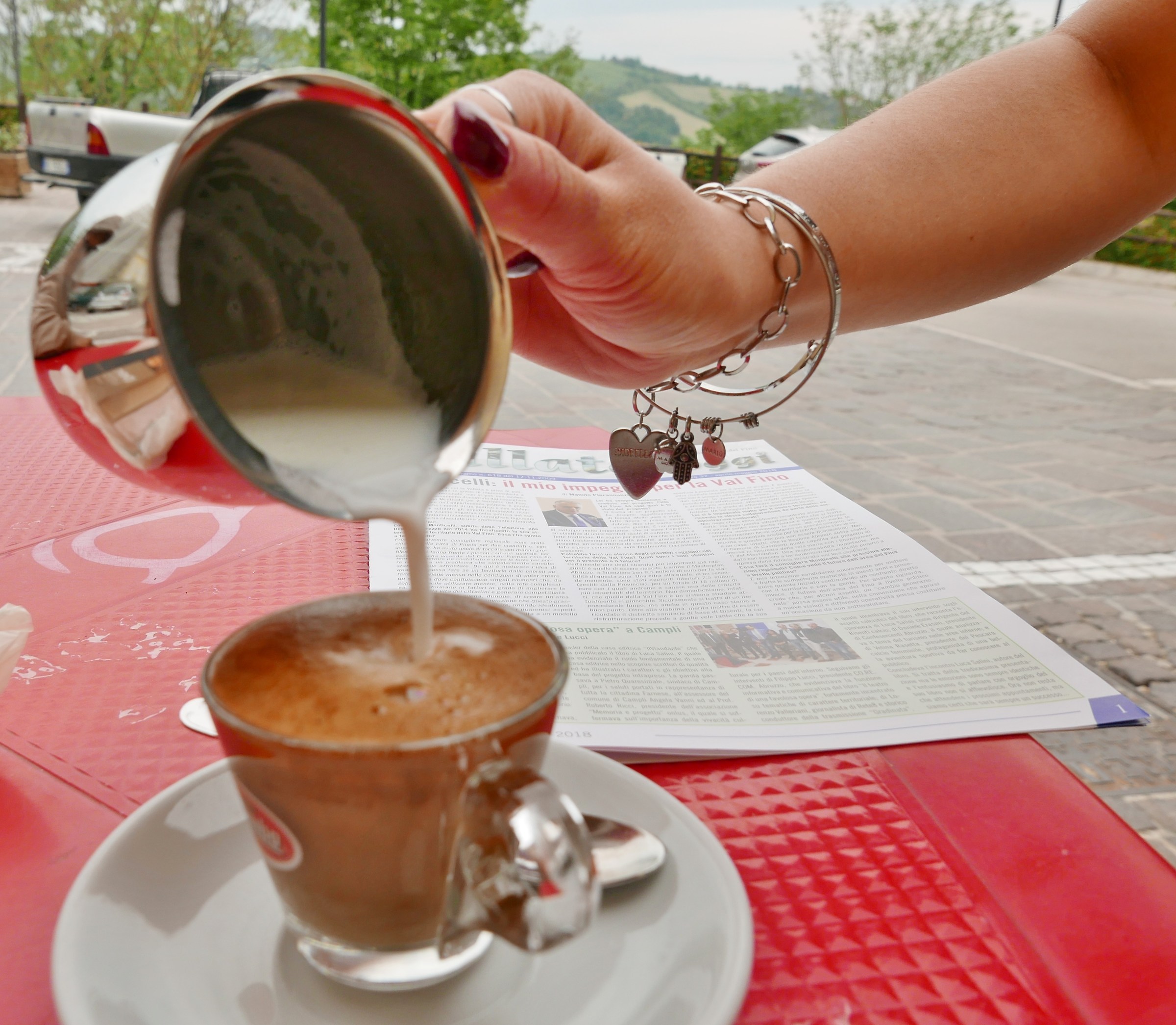 Una mano gentile al bar.