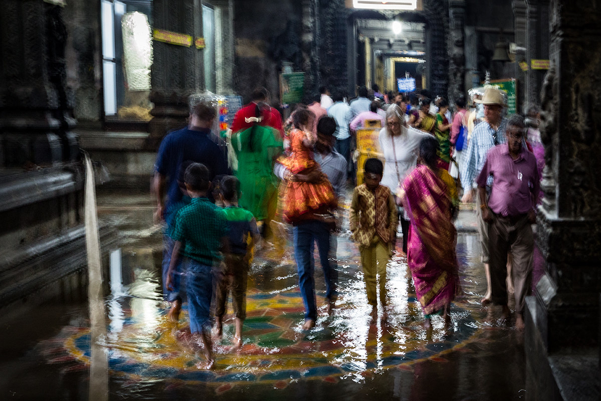 Camminare sull'acqua al tempio indiano.