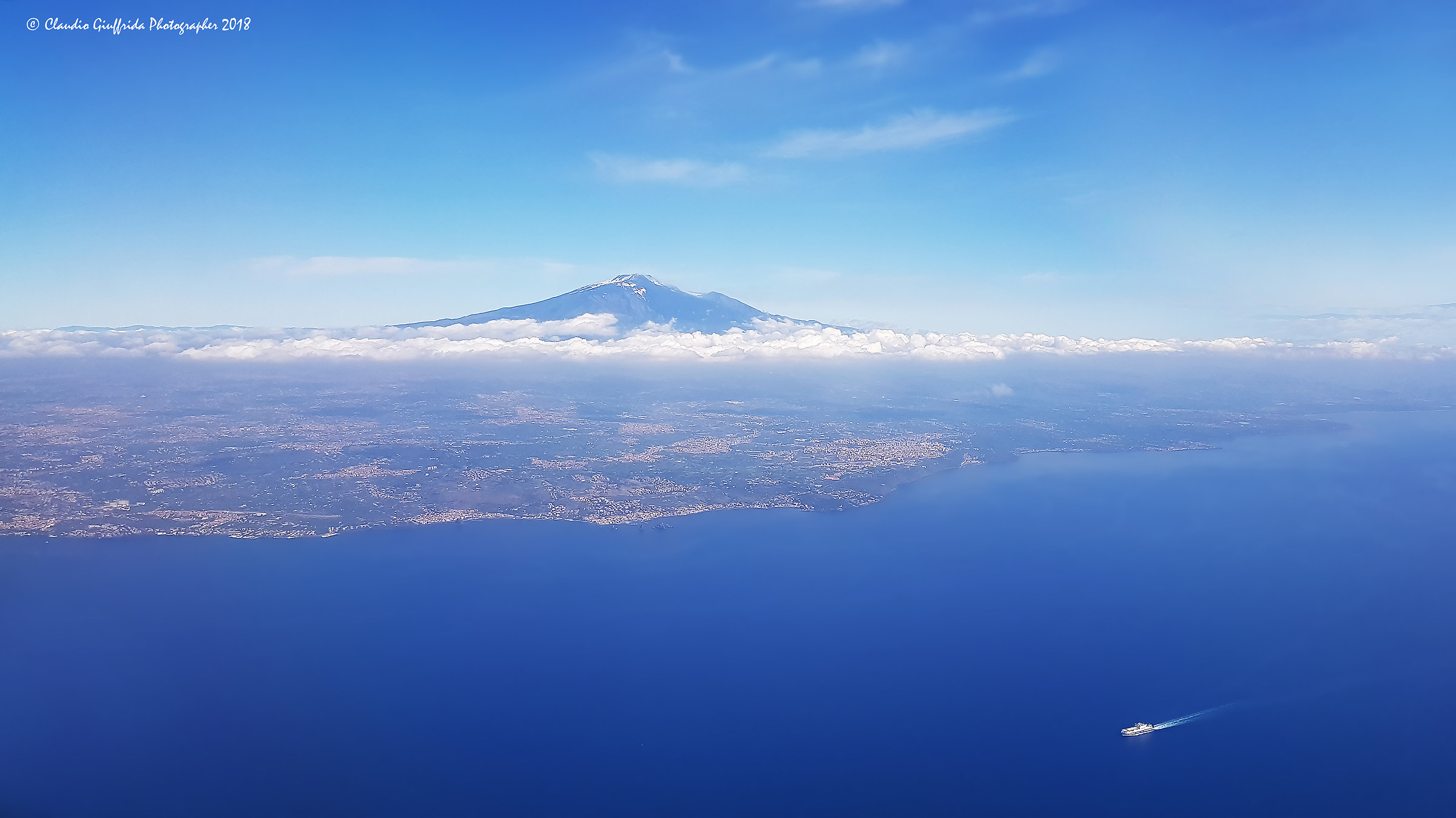 L'Etna e Catania da 10000 piedi