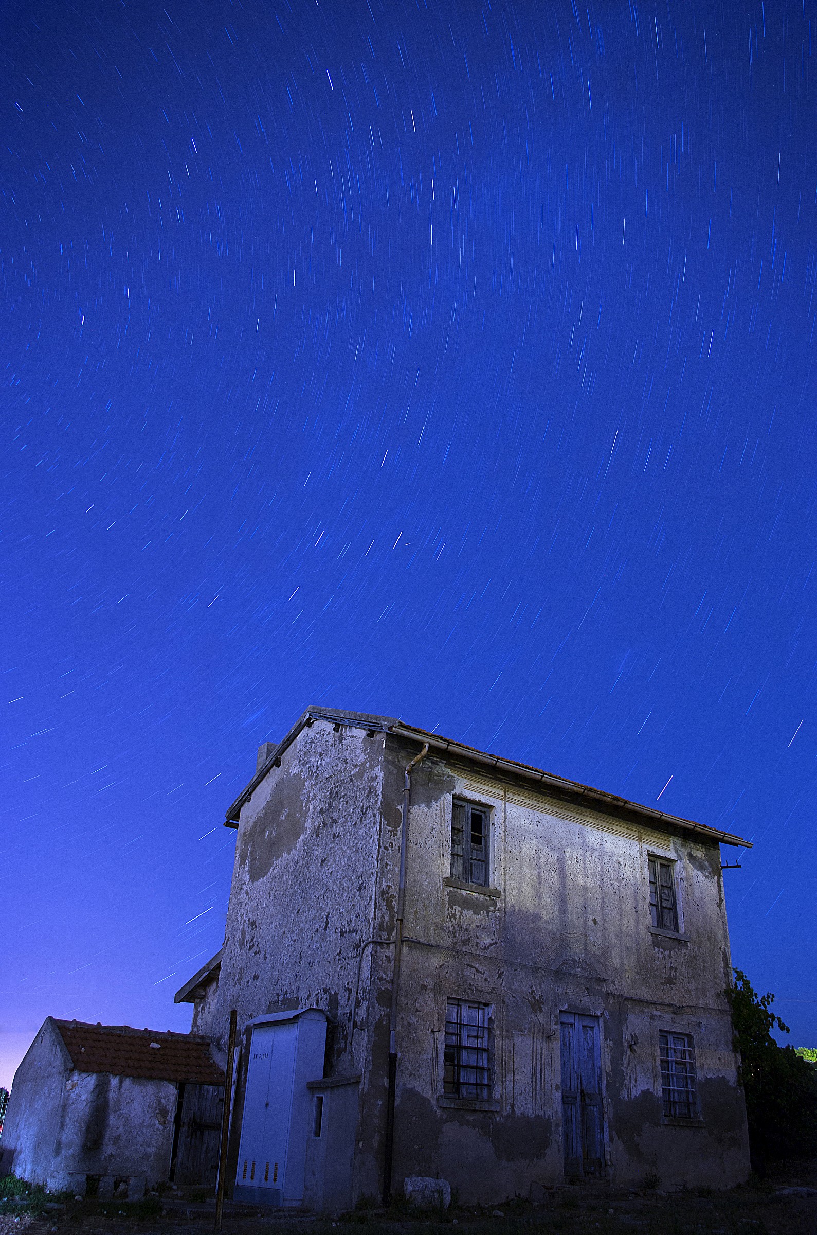 Passaggio di stelle sulla vecchia stazione