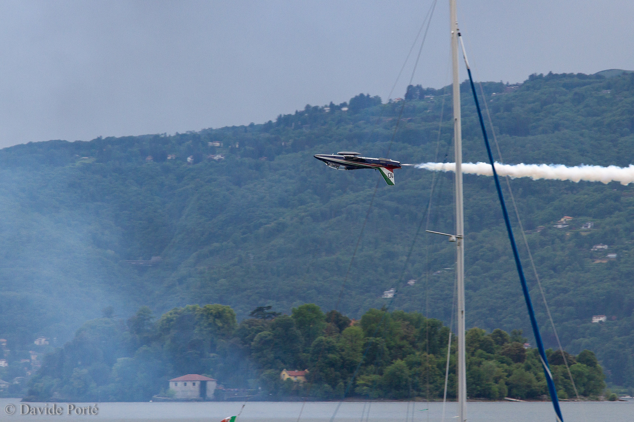 Tricolor arrows in test on Lake Maggiore