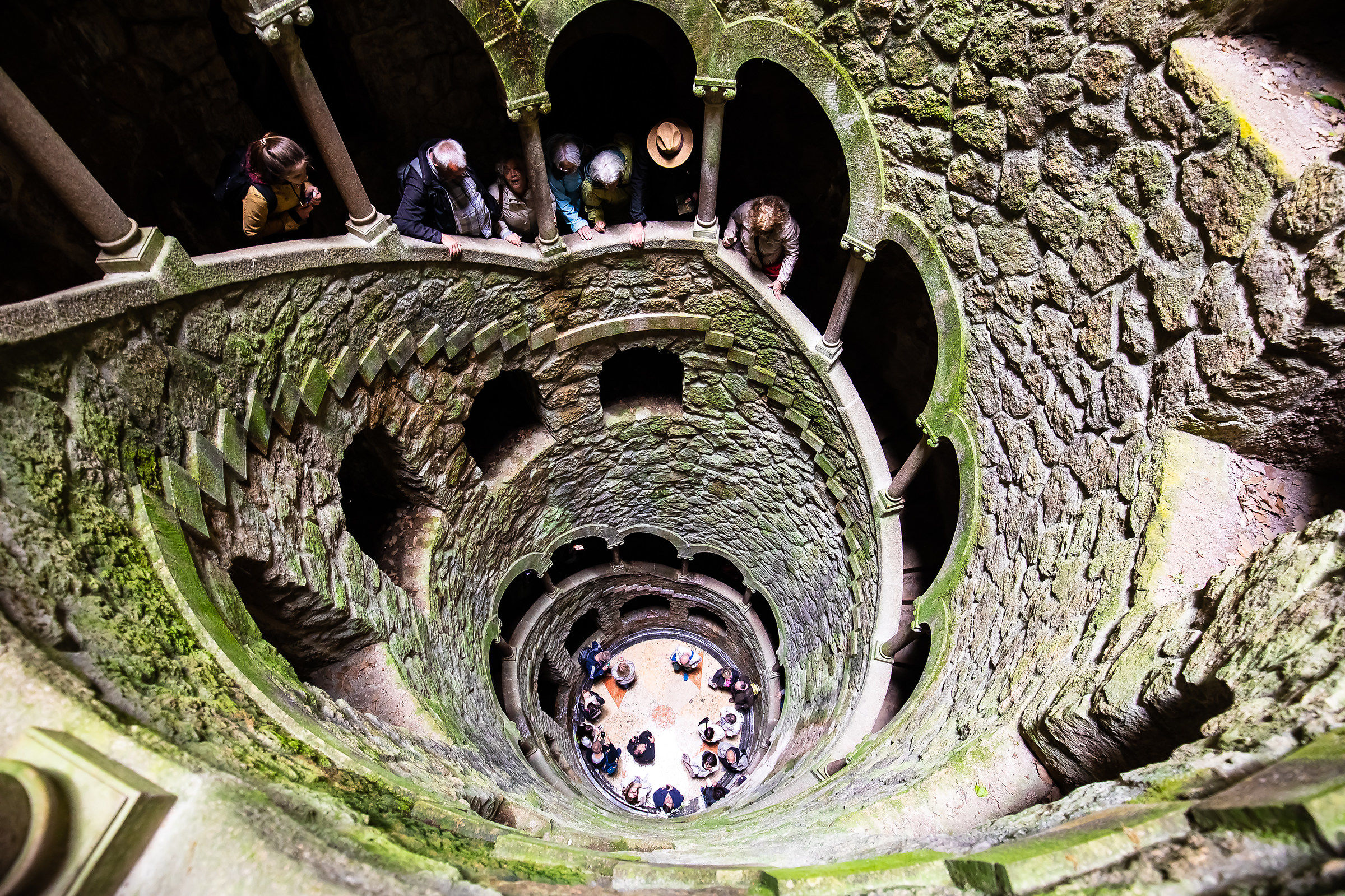 Tutti guardano in giù, gli altri guardano in su