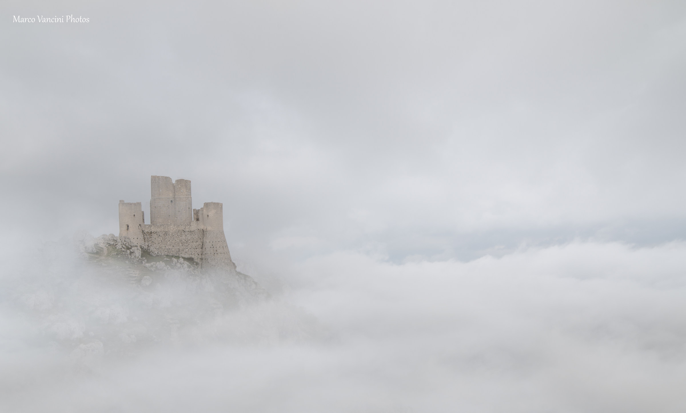 la rocca sospesa tra le nuvole