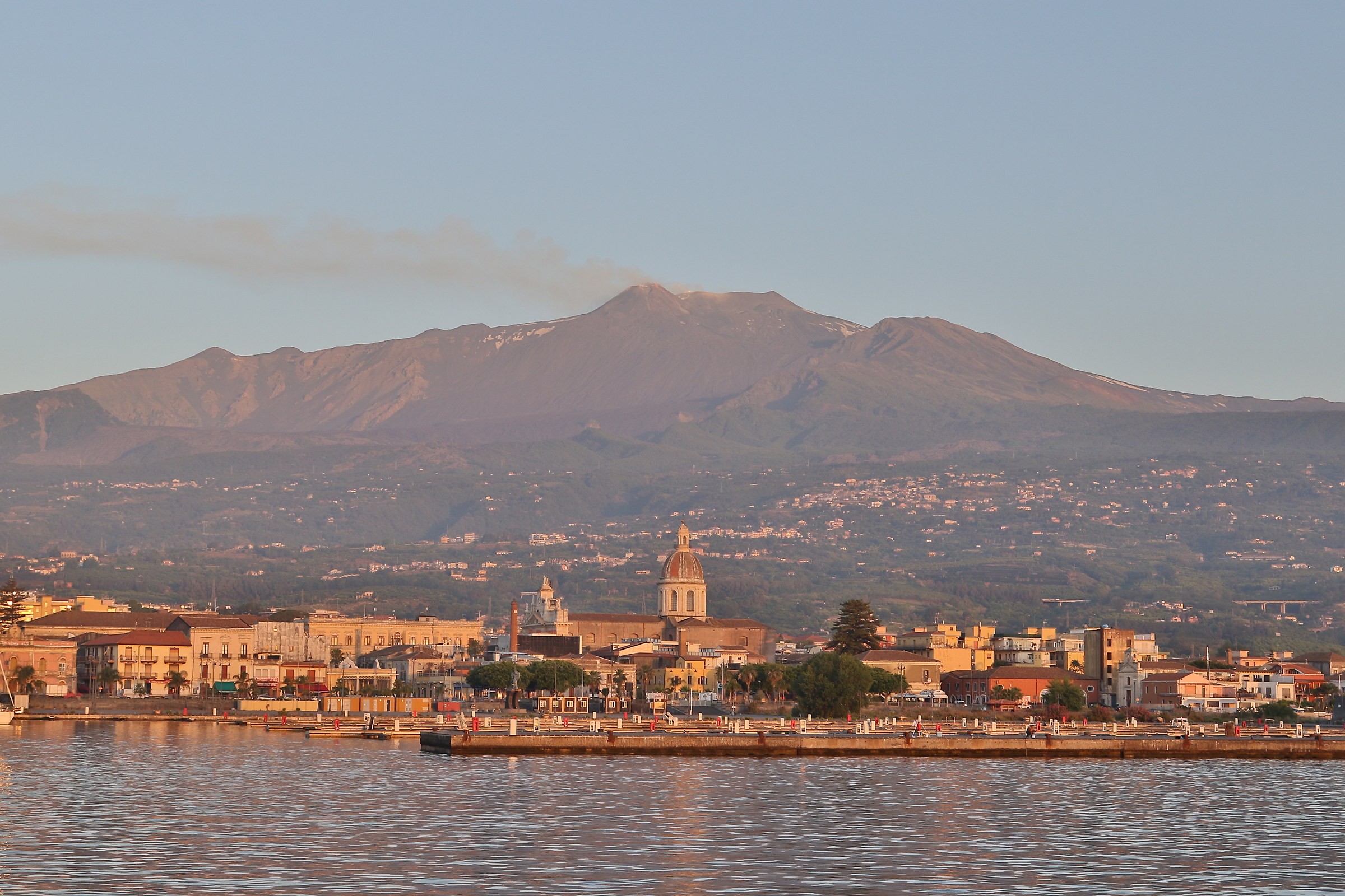 L'Etna (veduta dal porto turistico di Riposto)