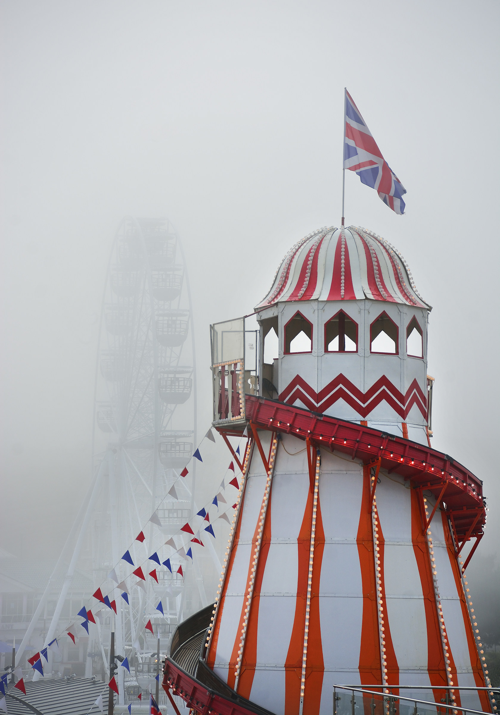 La nebbia del mare rotola sopra il divertimenti