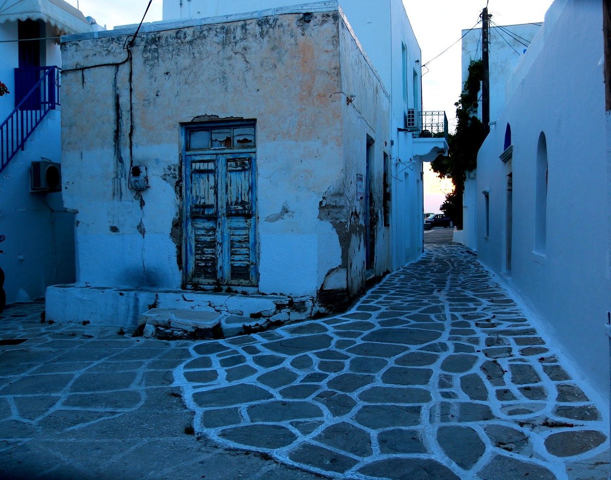 Passeggiando nell'isola di Paros di sera
