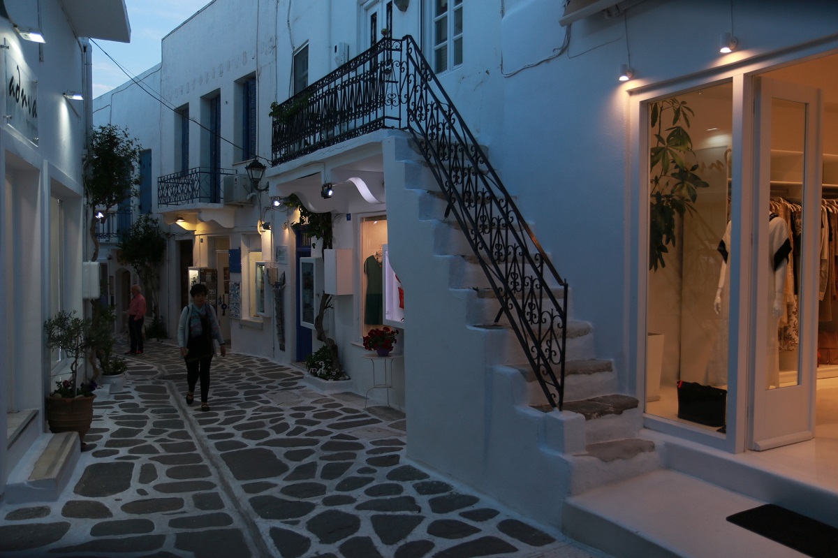 Passeggiando nell'isola di Paros di sera
