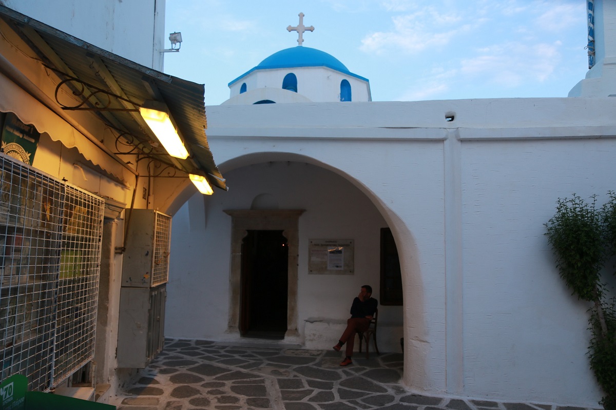 Passeggiando nell'isola di Paros di sera